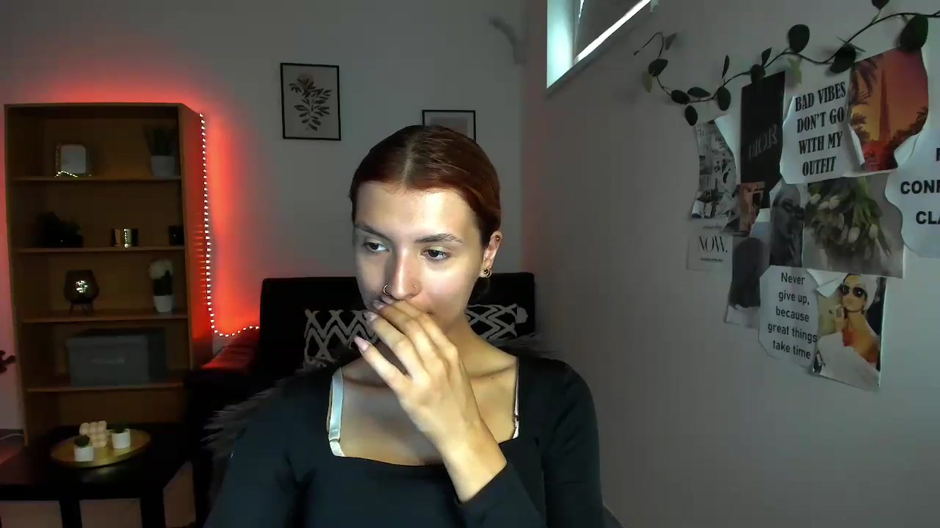 Gallery image thumbnail from SaraJaay18's myfreecams stream on, 09/19/2023, 13:43 image 7 of 20