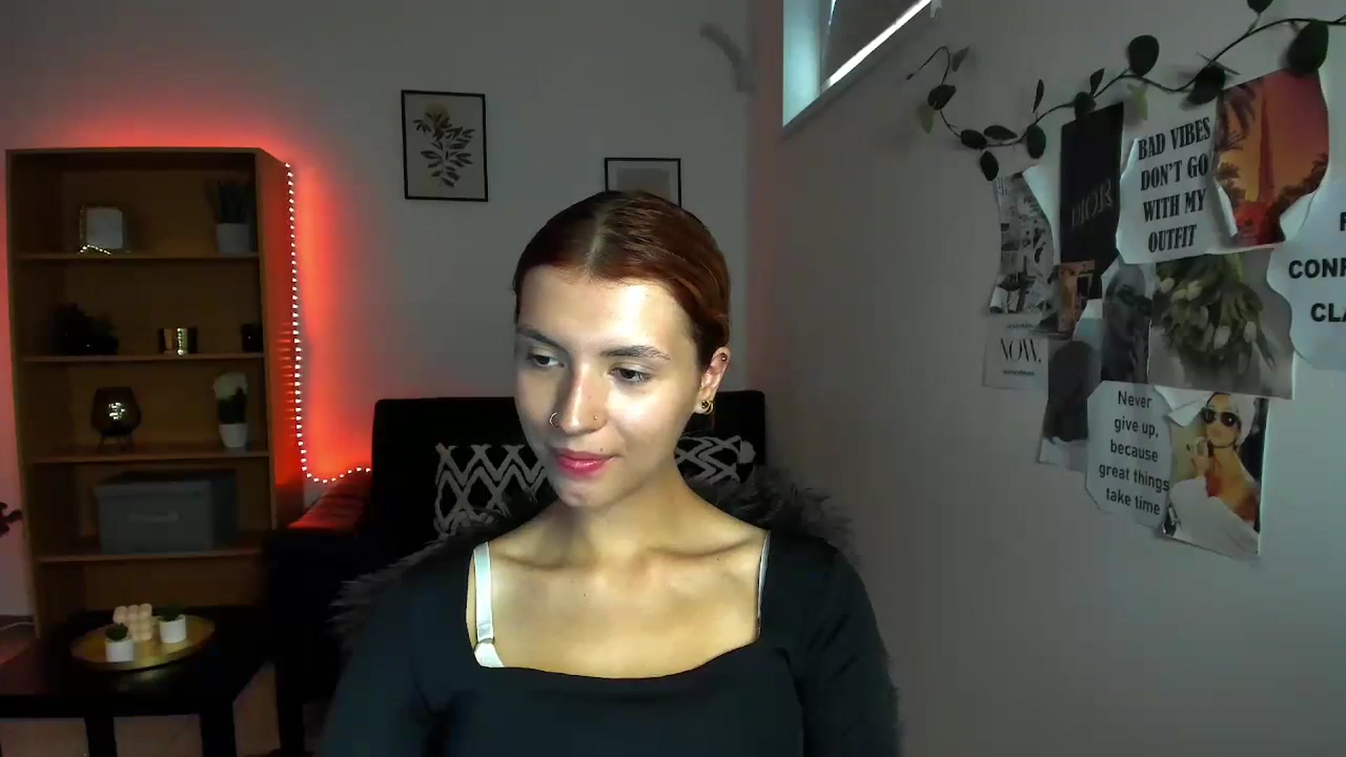 Gallery image thumbnail from SaraJaay18's myfreecams stream on, 09/19/2023, 16:29 image 6 of 20