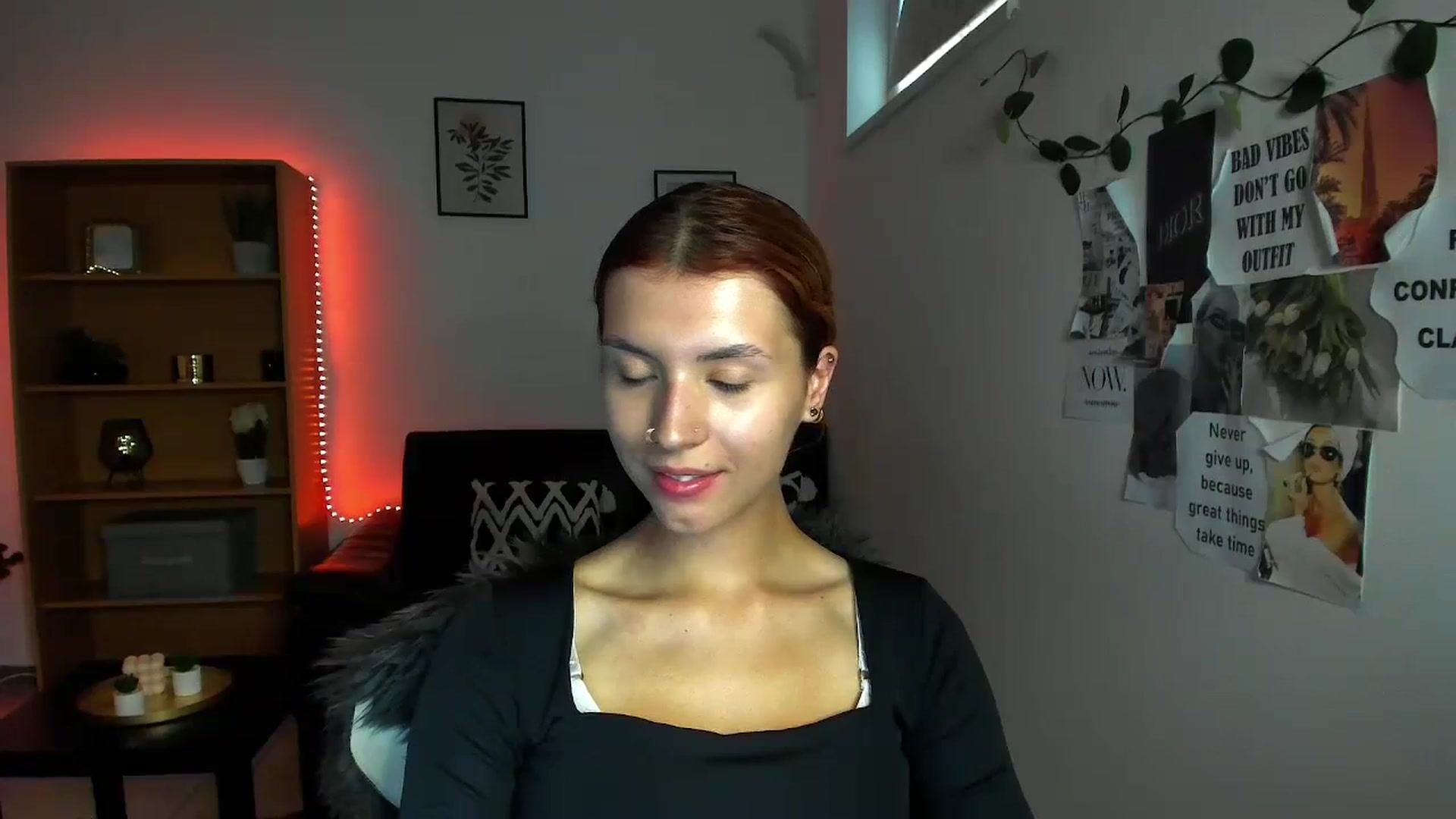 Gallery image thumbnail from SaraJaay18's myfreecams stream on, 09/19/2023, 16:29 image 9 of 20