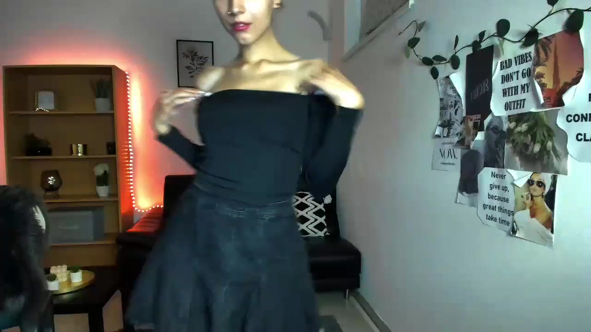 Gallery image thumbnail from SaraJaay18's myfreecams stream on, 09/19/2023, 17:52 image 17 of 20