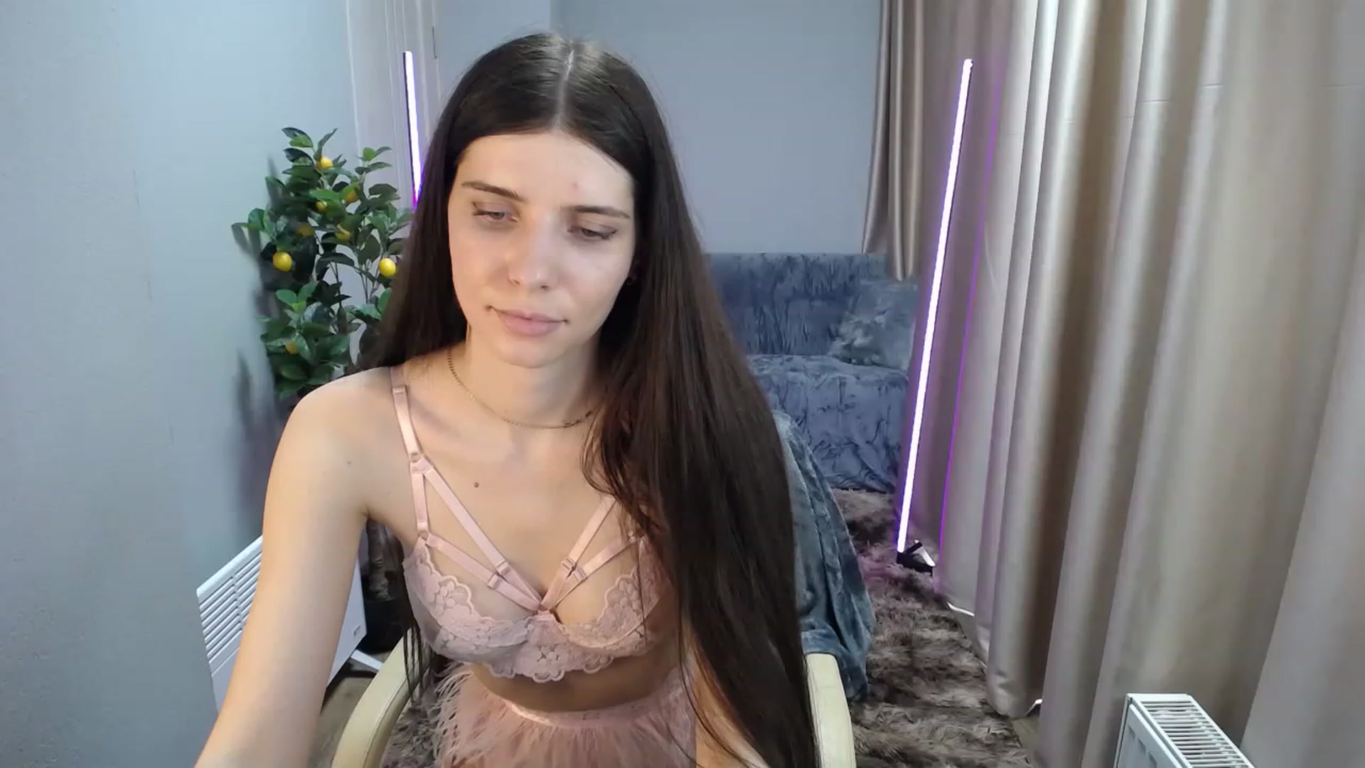 Gallery image thumbnail from SaraRich's myfreecams stream on, 03/08/2023, 13:10 image 4 of 20