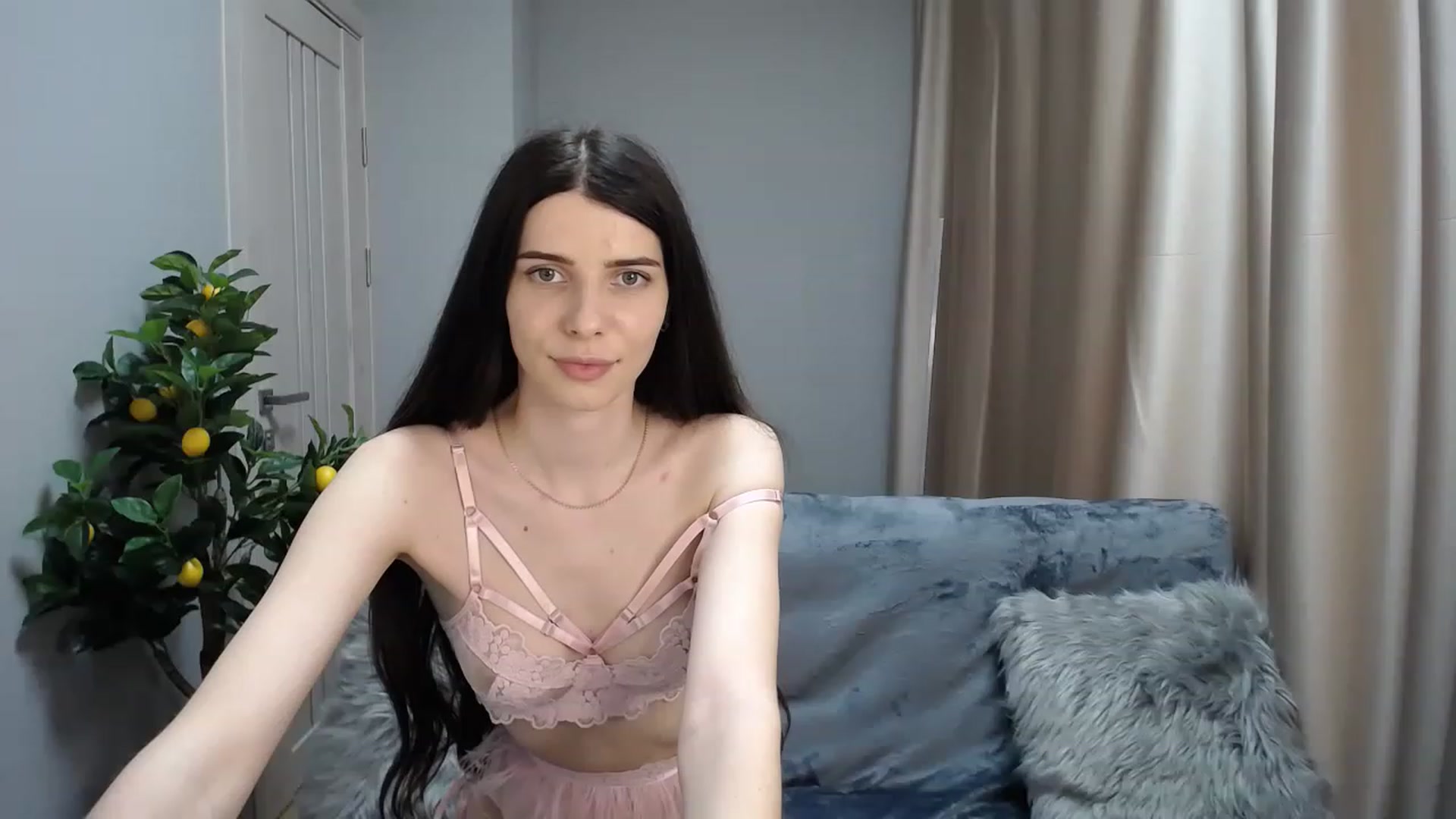 Gallery image thumbnail from SaraRich's myfreecams stream on, 05/15/2023, 08:43 image 6 of 20
