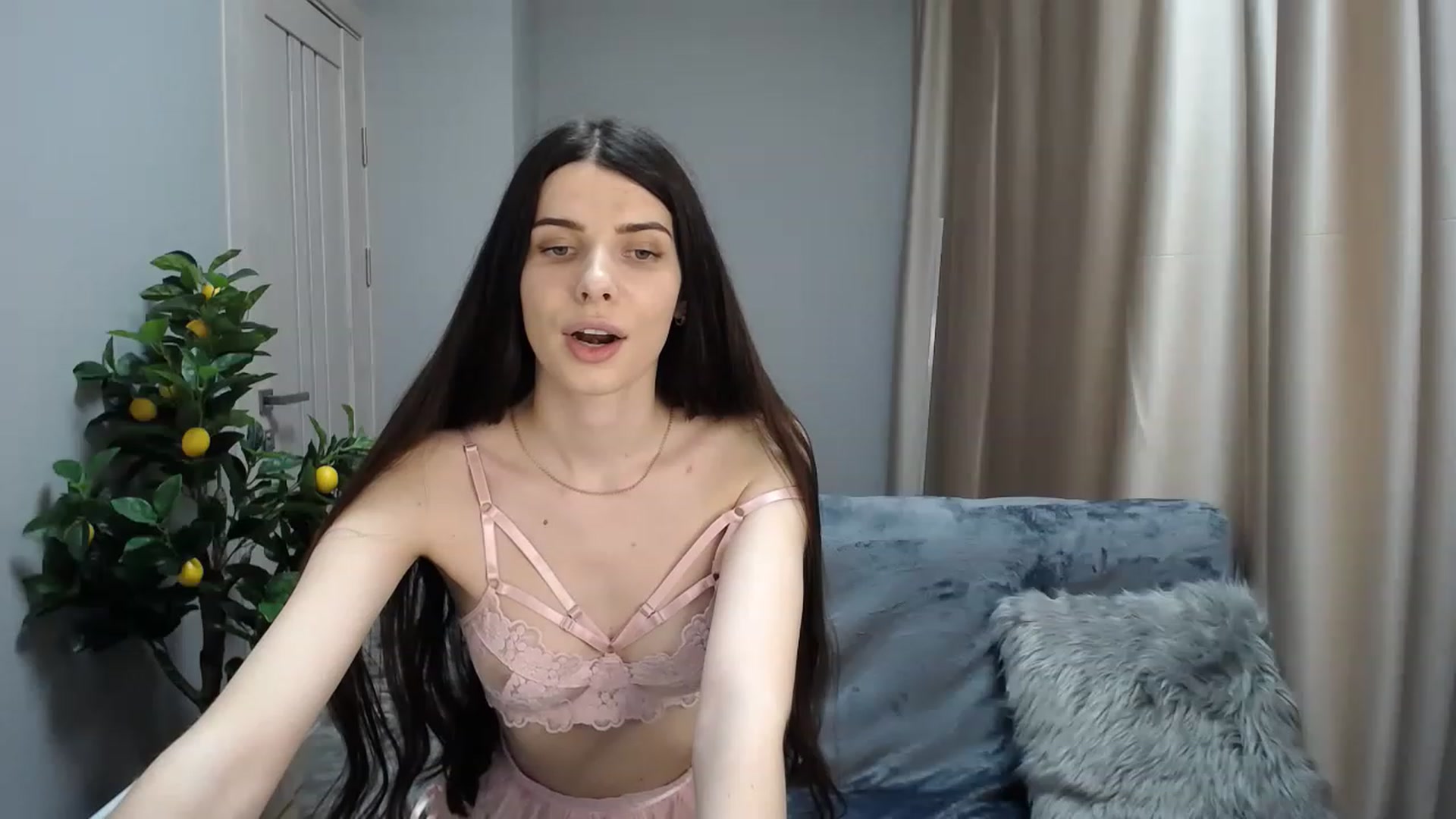 Gallery image thumbnail from SaraRich's myfreecams stream on, 05/15/2023, 08:43 image 7 of 20