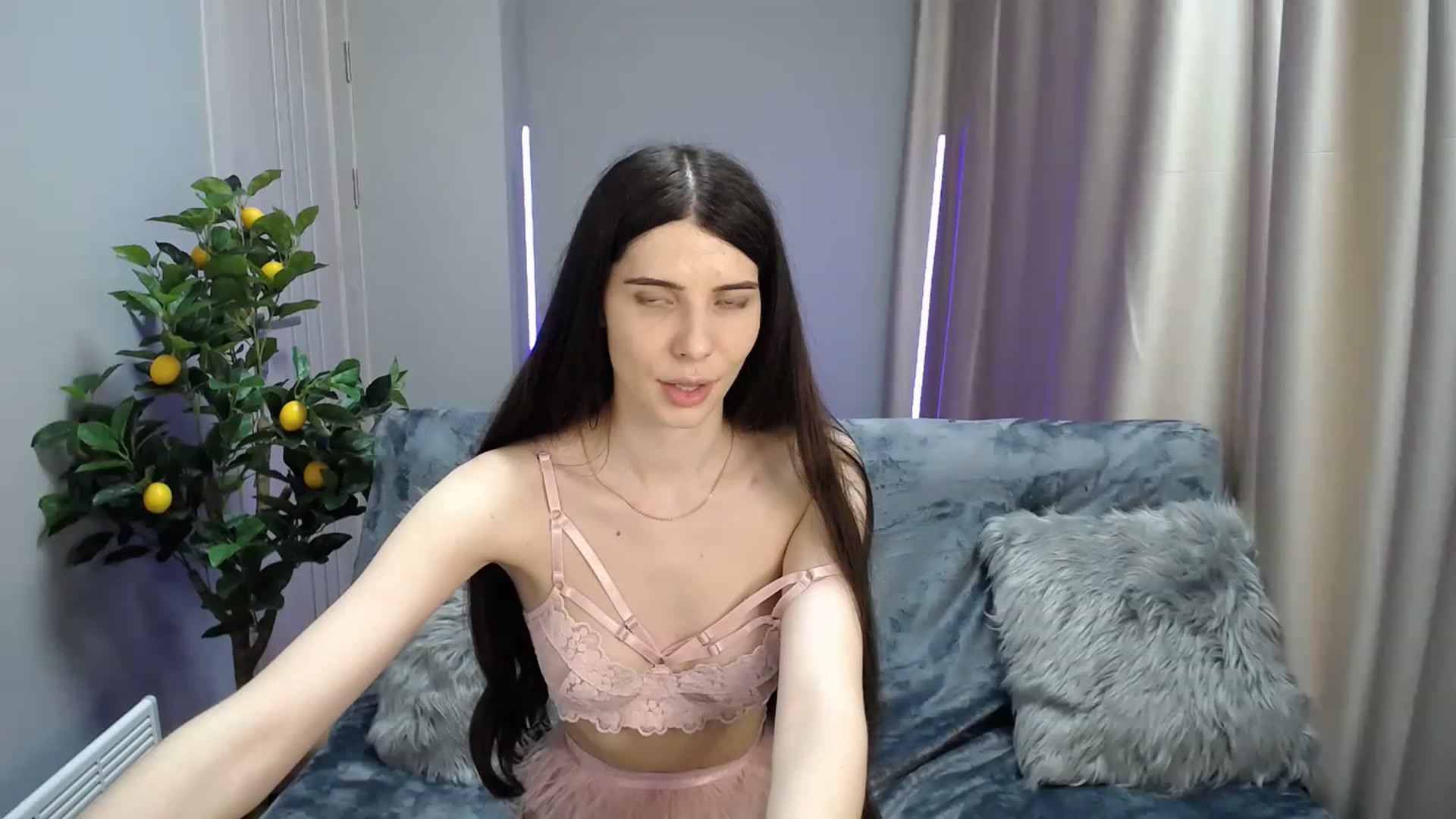 Gallery image thumbnail from SaraRich's myfreecams stream on, 05/15/2023, 11:10 image 13 of 20