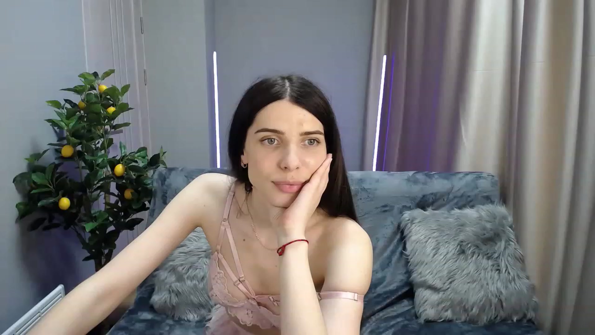 Gallery image thumbnail from SaraRich's myfreecams stream on, 05/15/2023, 11:10 image 11 of 20