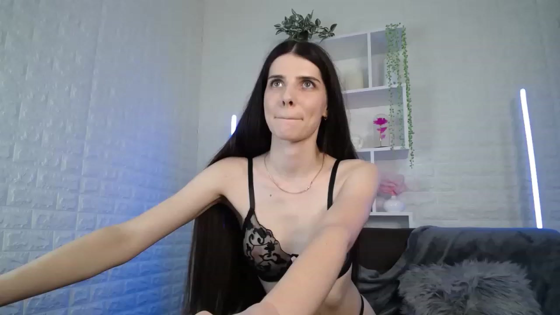 Gallery image thumbnail from SaraRich's myfreecams stream on, 06/17/2023, 11:48 image 15 of 20
