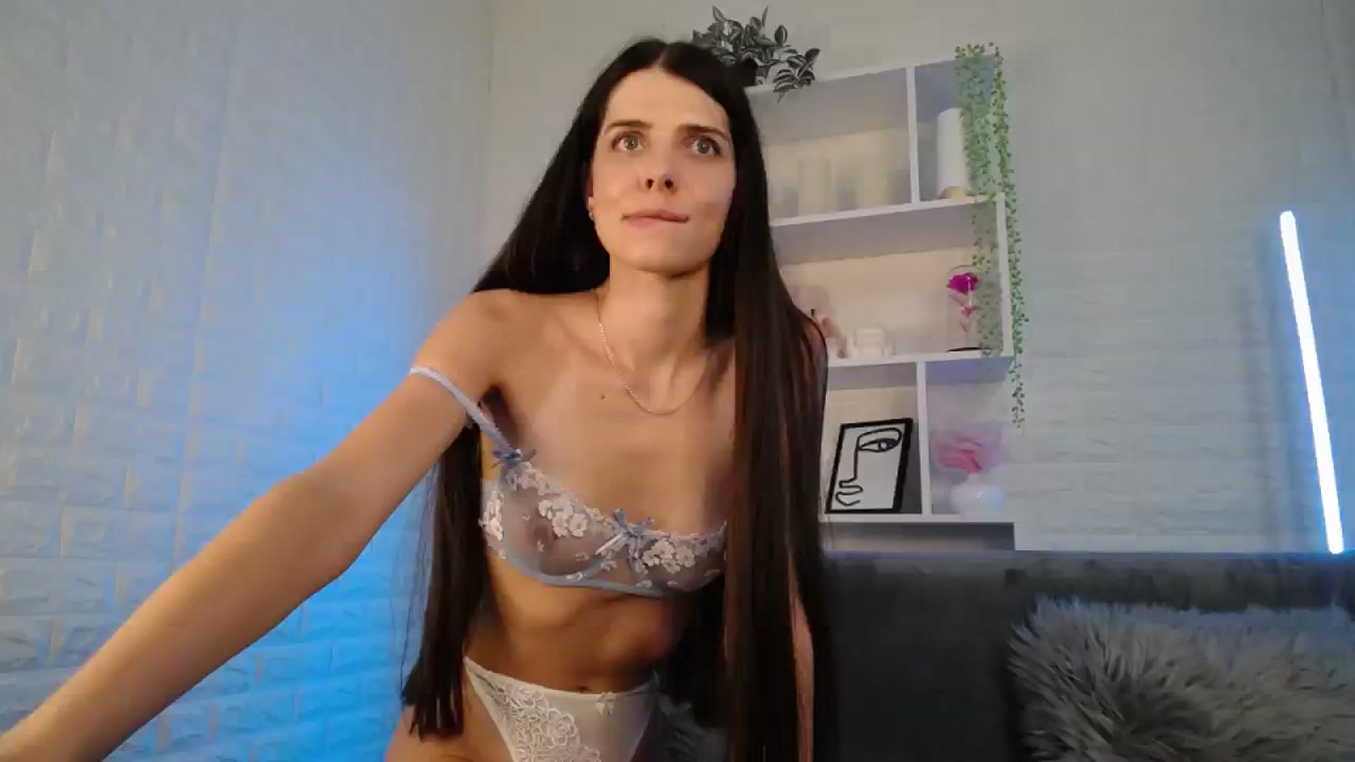 Gallery image thumbnail from SaraRich's myfreecams stream on, 08/05/2023, 12:01 image 7 of 20