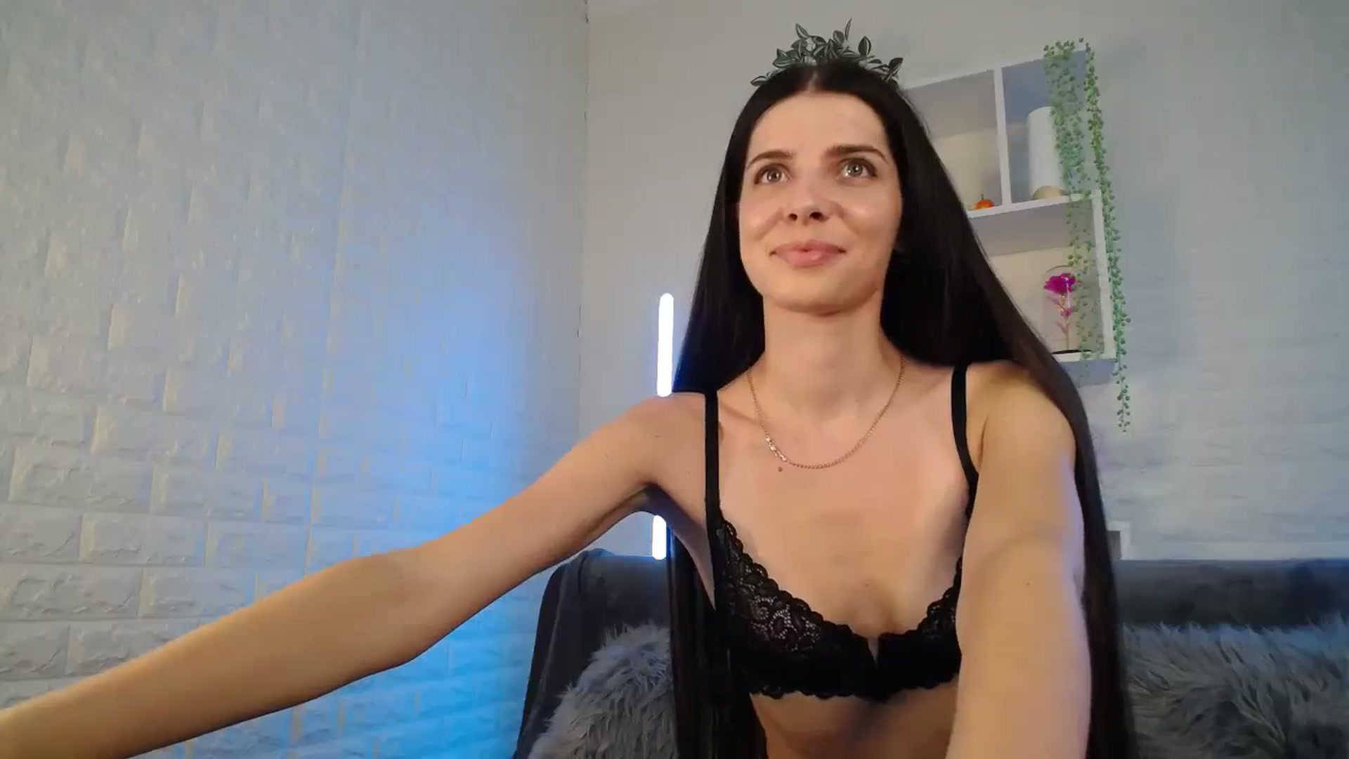 Gallery image thumbnail from SaraRich's myfreecams stream on, 08/08/2023, 09:32 image 2 of 20