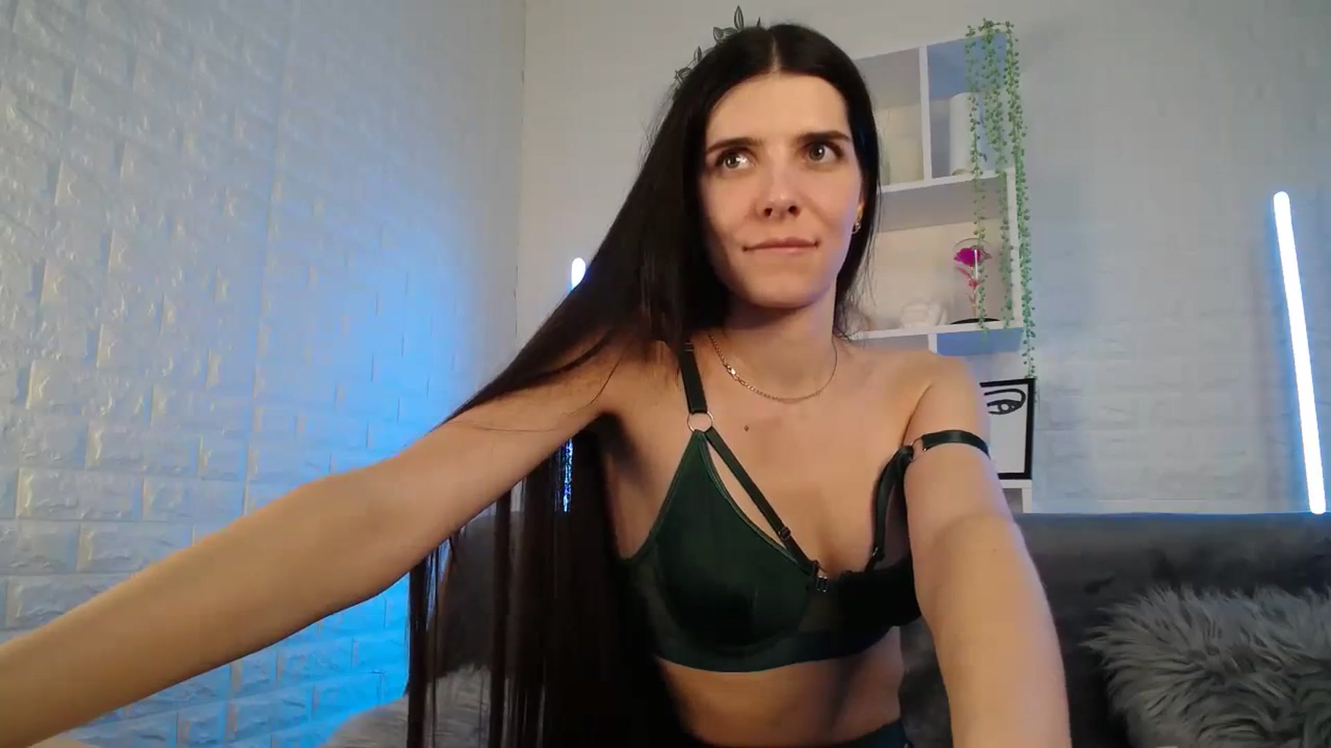 Gallery image thumbnail from SaraRich's myfreecams stream on, 10/18/2023, 11:46 image 8 of 20