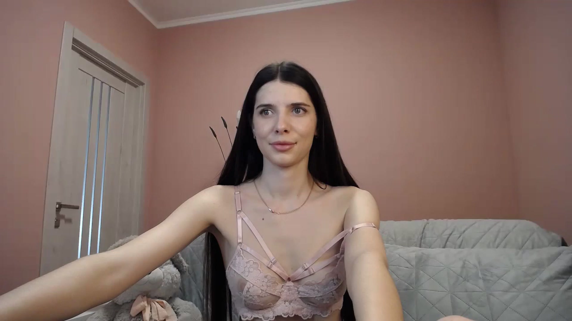 Gallery image thumbnail from SaraRich's myfreecams stream on, 05/08/2024, 09:53 image 15 of 20