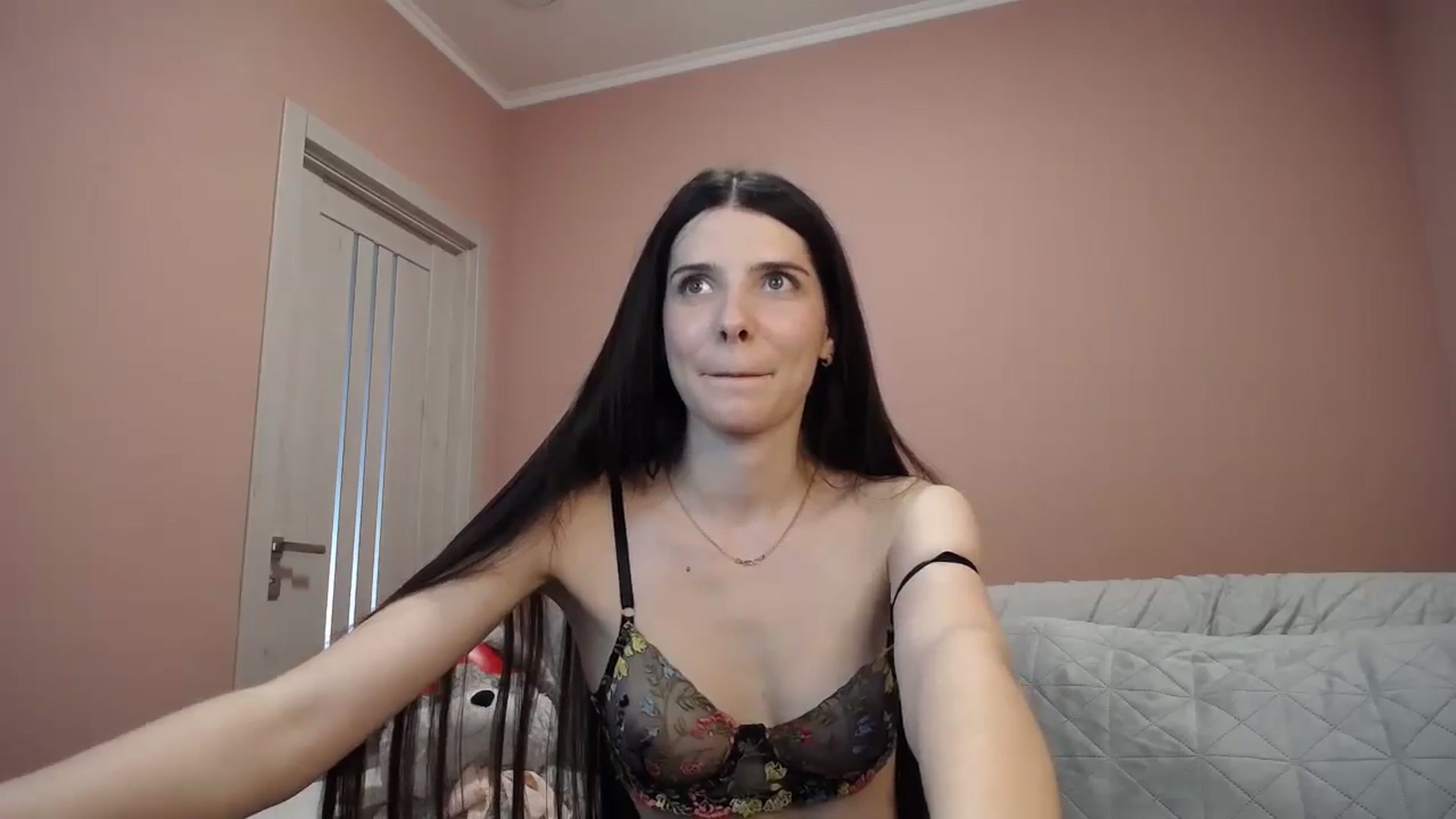 Gallery image thumbnail from SaraRich's myfreecams stream on, 05/10/2024, 10:46 image 13 of 20
