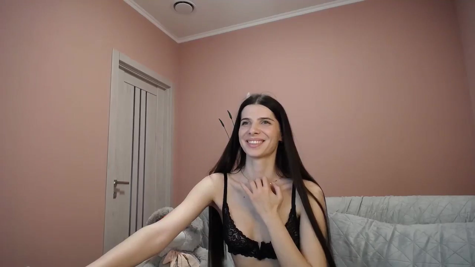 Gallery image thumbnail from SaraRich's myfreecams stream on, 05/15/2024, 13:45 image 19 of 20