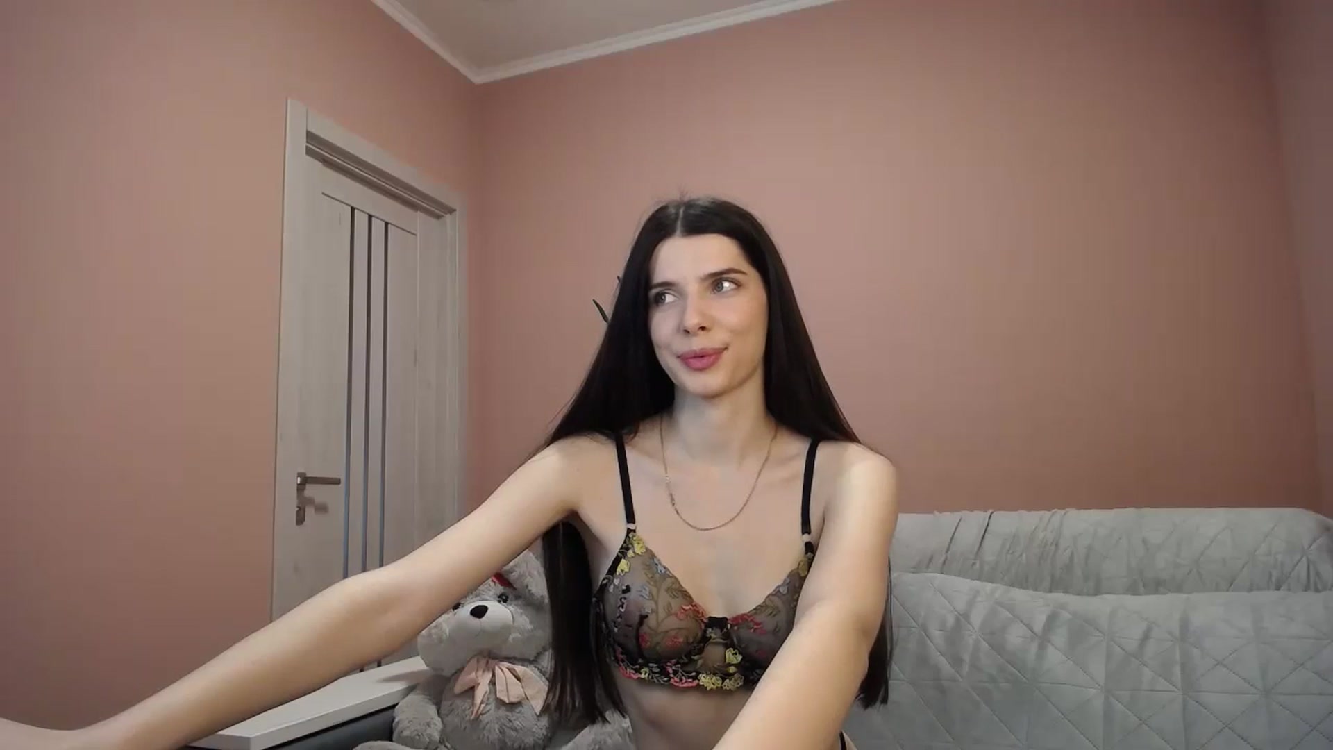 Gallery image thumbnail from SaraRich's myfreecams stream on, 05/18/2024, 08:27 image 6 of 20