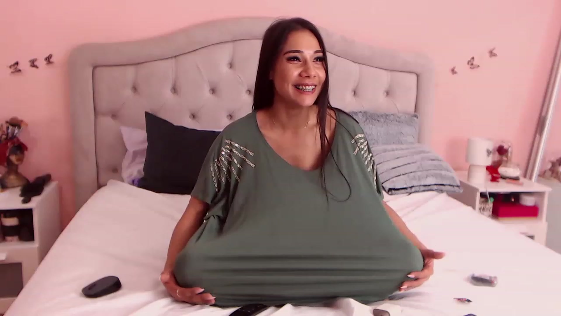 Gallery image thumbnail from Sara_Joy's myfreecams stream on, 04/14/2023, 23:38 image 16 of 20