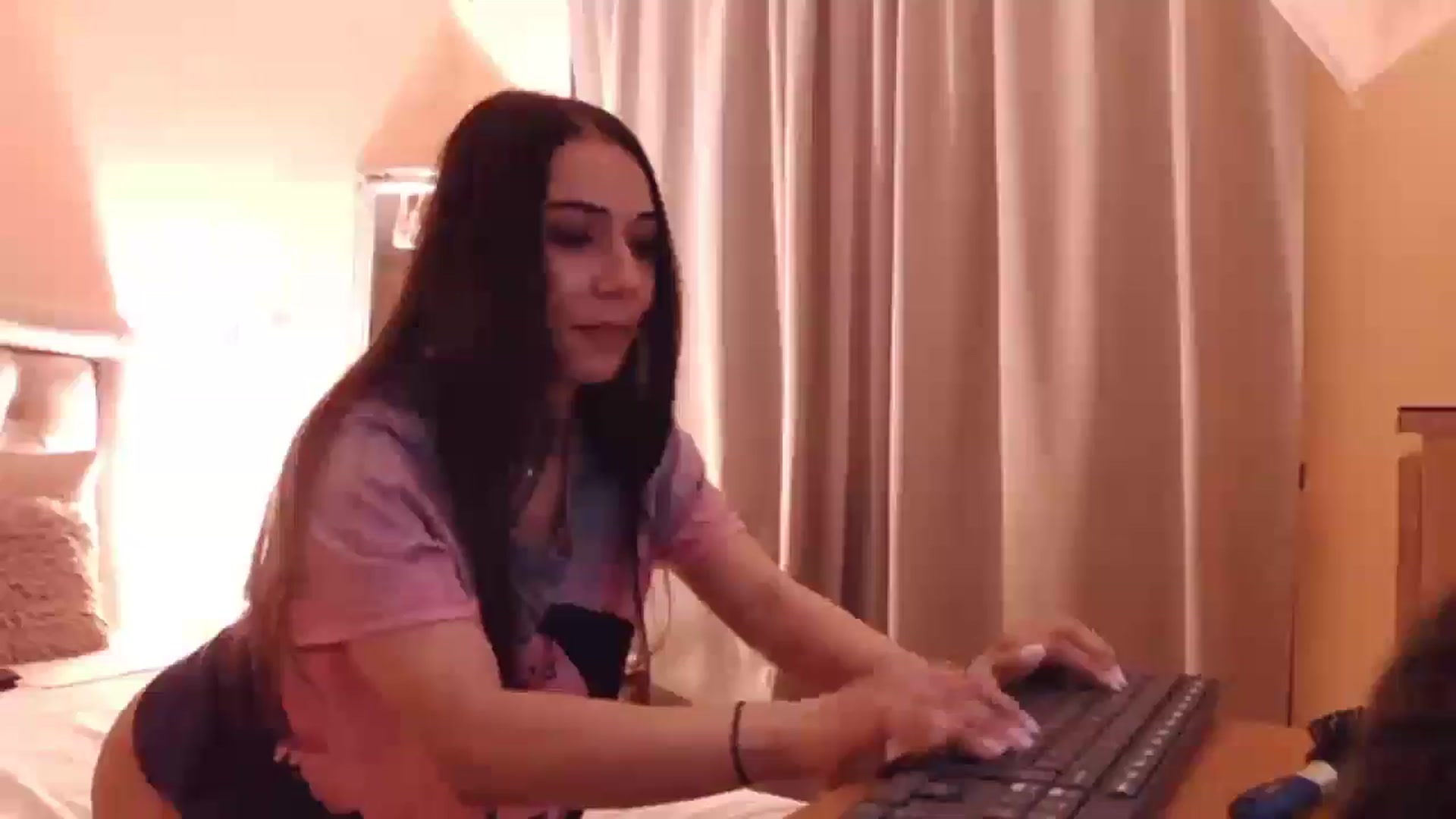 Gallery image thumbnail from Sara_Joy's myfreecams stream on, 12/23/2024, 21:29 image 13 of 20