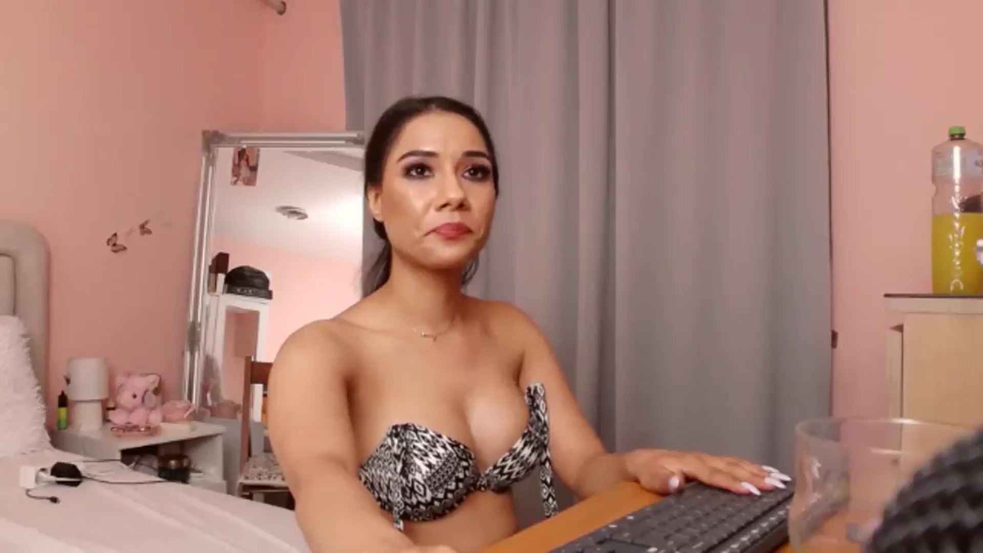 Gallery image thumbnail from Sara_Joy's myfreecams stream on, 06/14/2025, 24:19 image 17 of 20