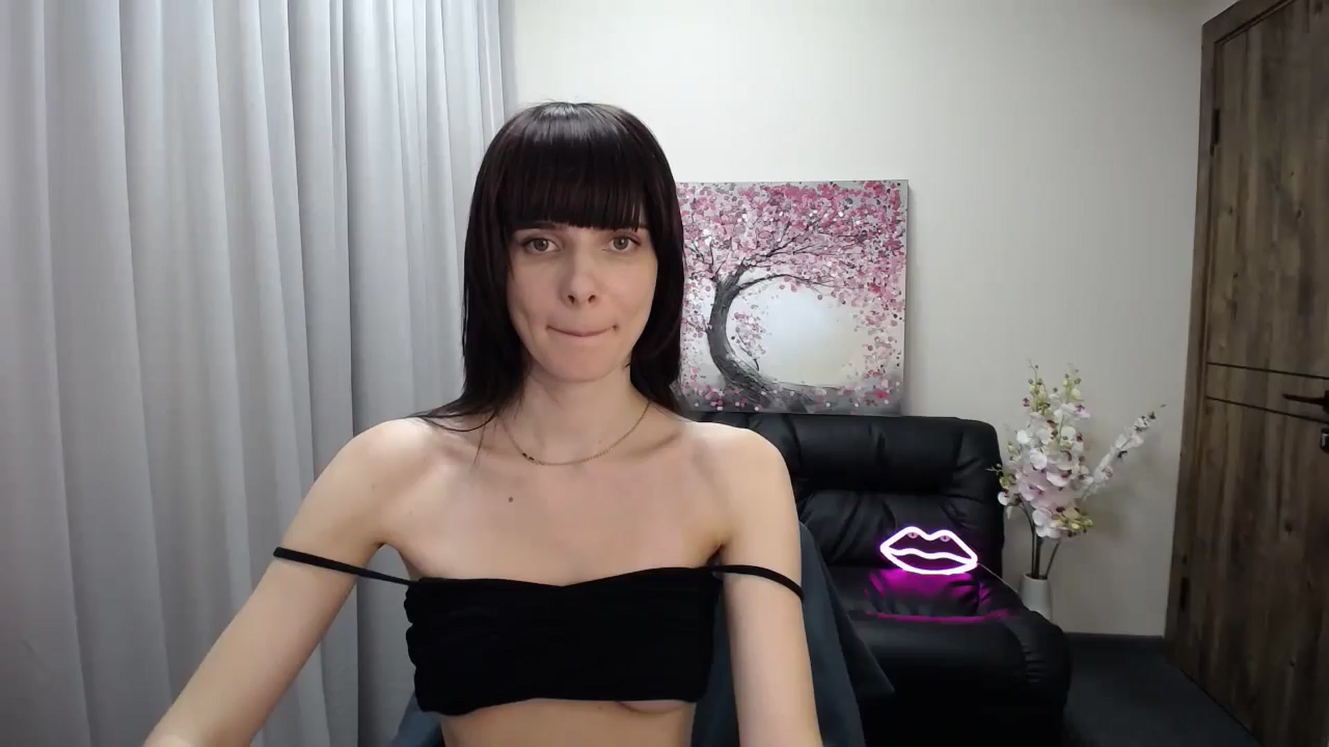 Gallery image thumbnail from Sara_Saint's myfreecams stream on, 11/27/2024, 12:05 image 1 of 20