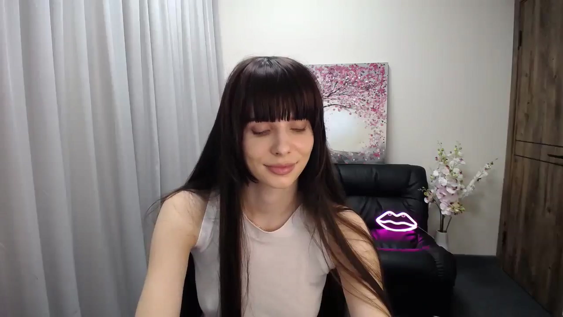 Gallery image thumbnail from Sara_Saint's myfreecams stream on, 12/20/2024, 12:19 image 8 of 20