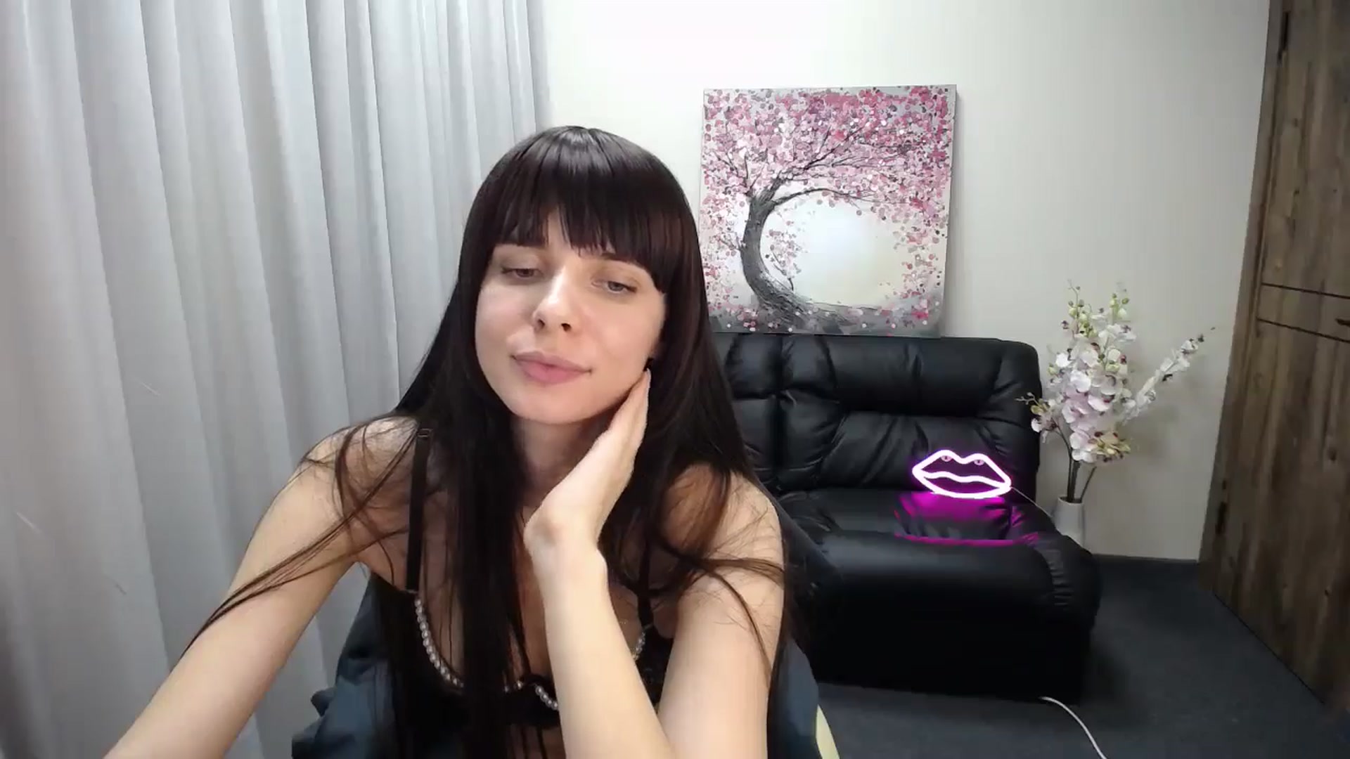 Gallery image thumbnail from Sara_Saint's myfreecams stream on, 12/23/2024, 14:27 image 19 of 20