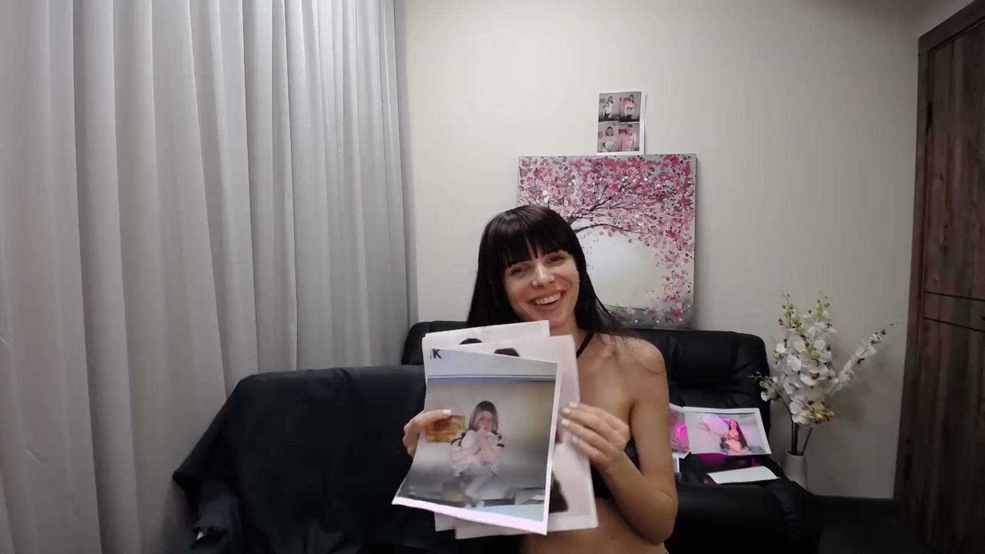 Gallery image thumbnail from Sara_Saint's myfreecams stream on, 12/25/2024, 13:55 image 18 of 20