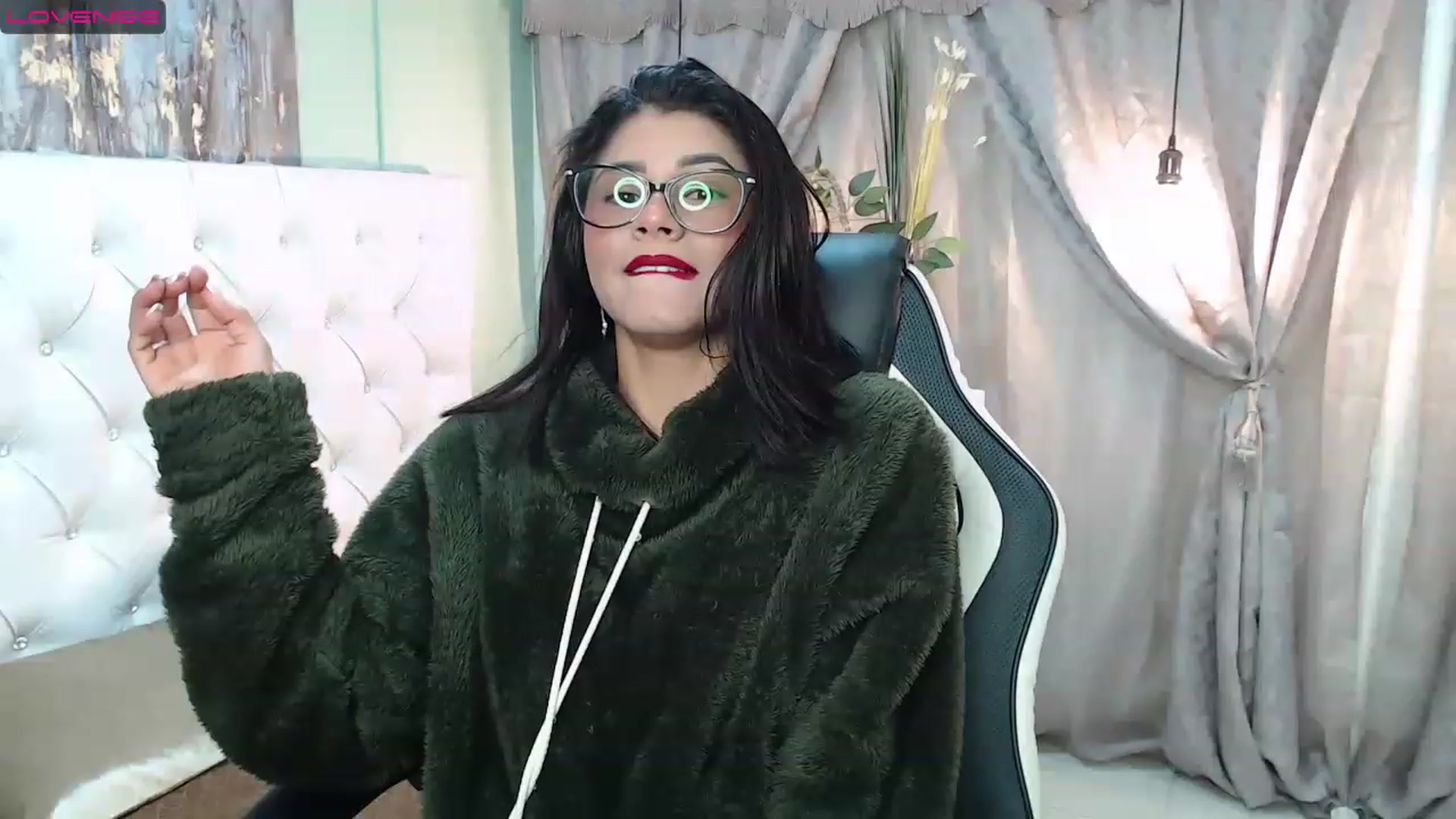 Gallery image thumbnail from Sara__Ruiz's myfreecams stream on, 03/16/2023, 15:16 image 15 of 20