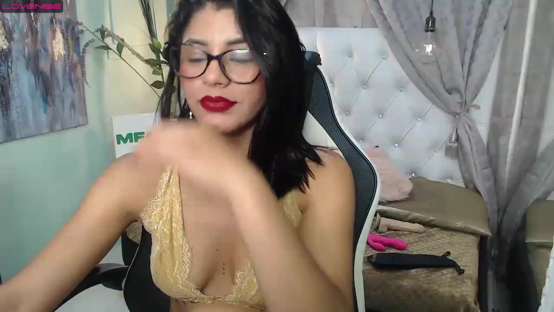 Gallery image thumbnail from Sara__Ruiz's myfreecams stream on, 03/27/2023, 18:01 image 6 of 20