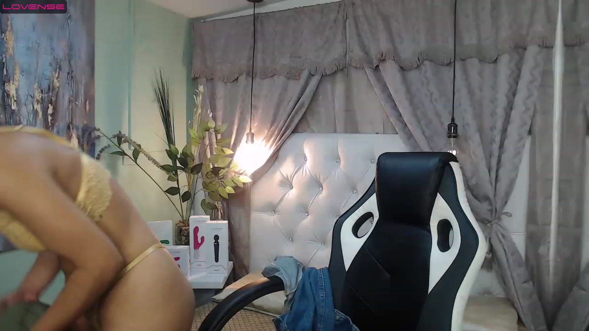 Gallery image thumbnail from Sara__Ruiz's myfreecams stream on, 03/27/2023, 18:01 image 16 of 20