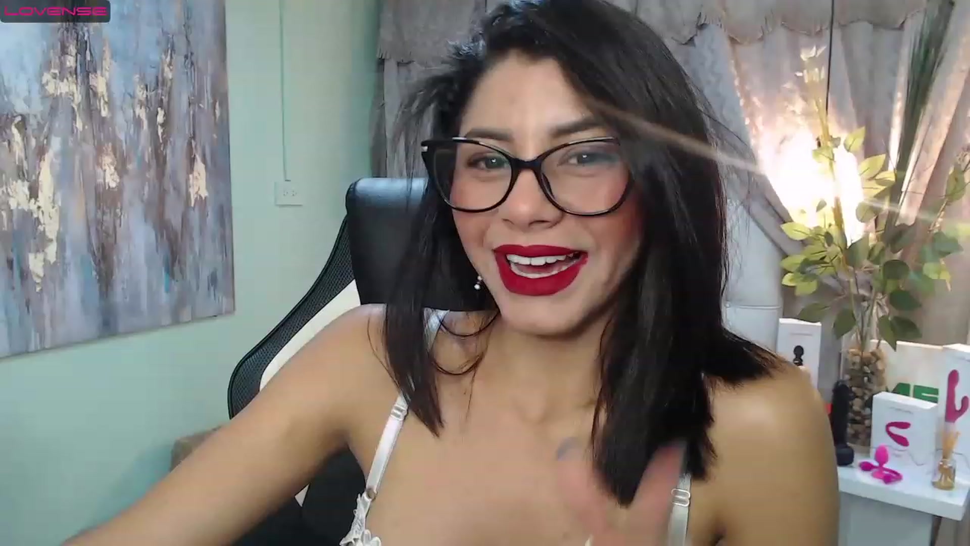 Gallery image thumbnail from Sara__Ruiz's myfreecams stream on, 04/01/2023, 13:21 image 5 of 20