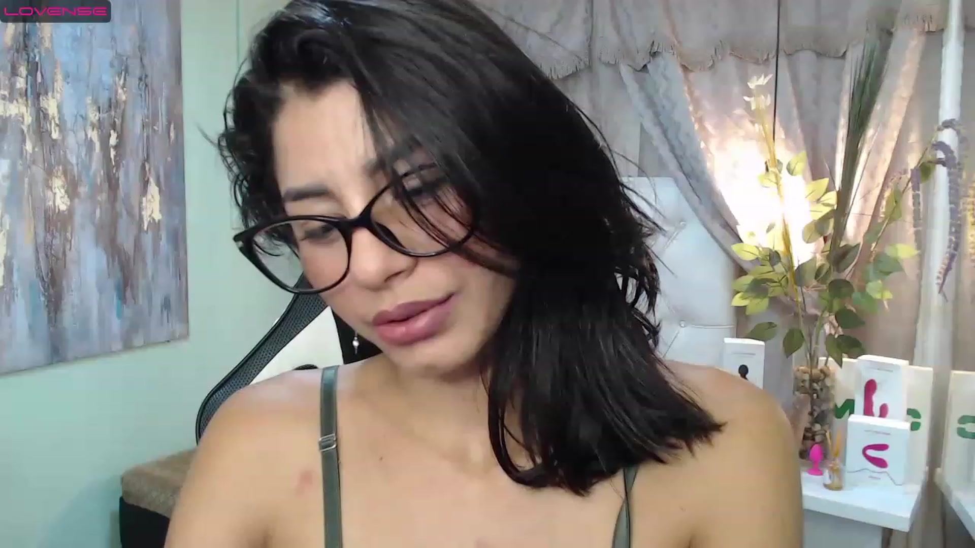 Gallery image thumbnail from Sara__Ruiz's myfreecams stream on, 04/10/2023, 18:12 image 13 of 20