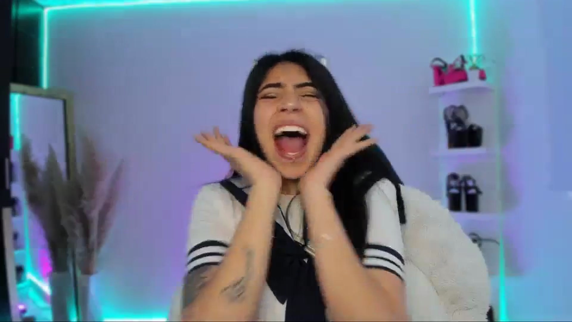 Gallery image thumbnail from SaraaDesire's myfreecams stream on, 03/30/2024, 18:32 image 14 of 20