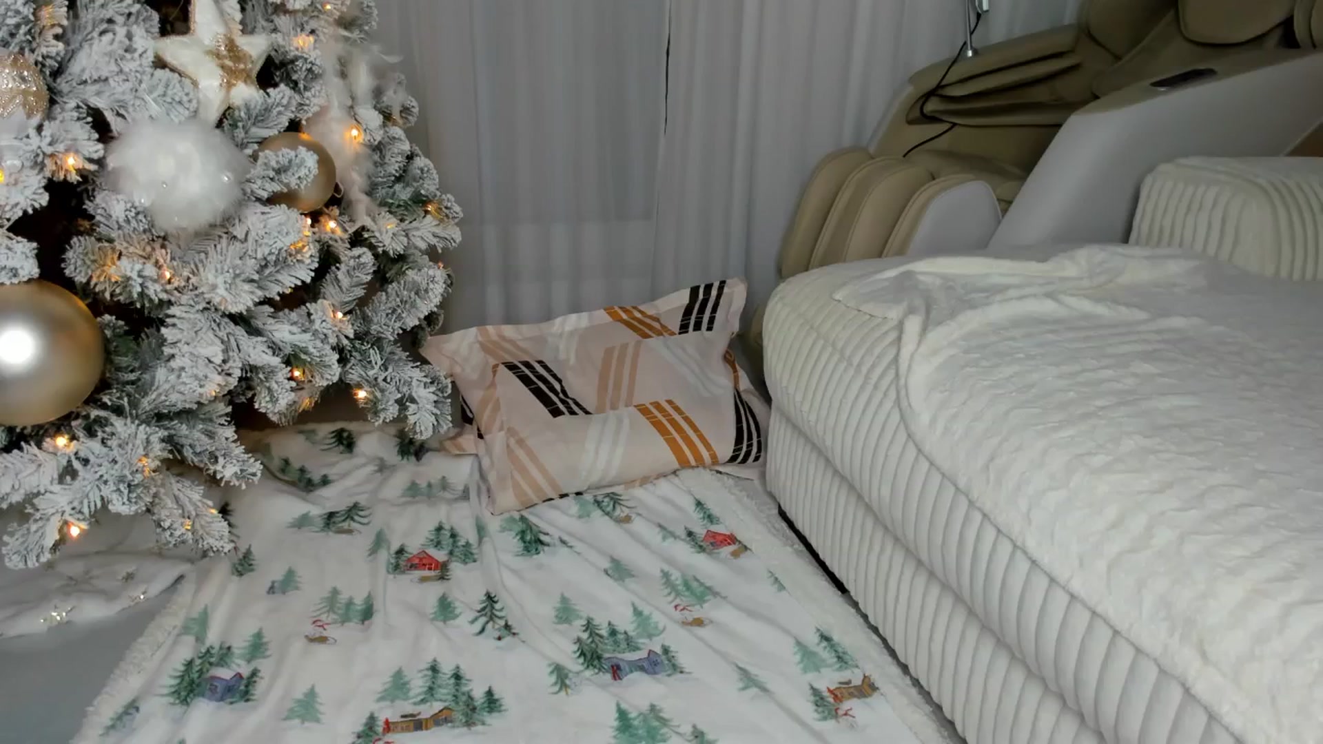 Gallery image thumbnail from Saradiamond01's myfreecams stream on, 12/24/2025, 15:39 image 16 of 20