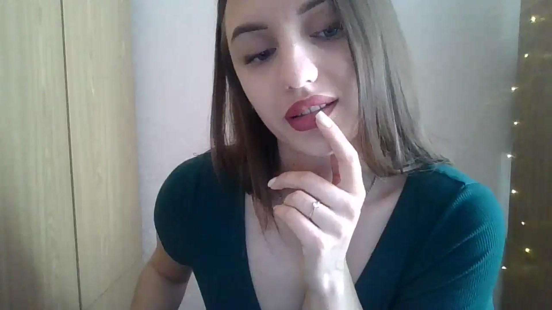 Gallery image thumbnail from SarahMills's myfreecams stream on, 10/06/2025, 10:17 image 15 of 20
