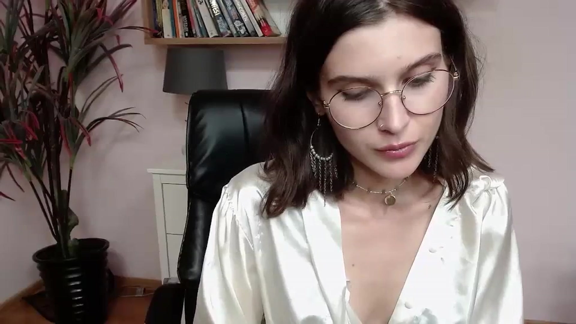 Gallery image thumbnail from SarahPassionX's myfreecams stream on, 08/06/2023, 19:37 image 18 of 20