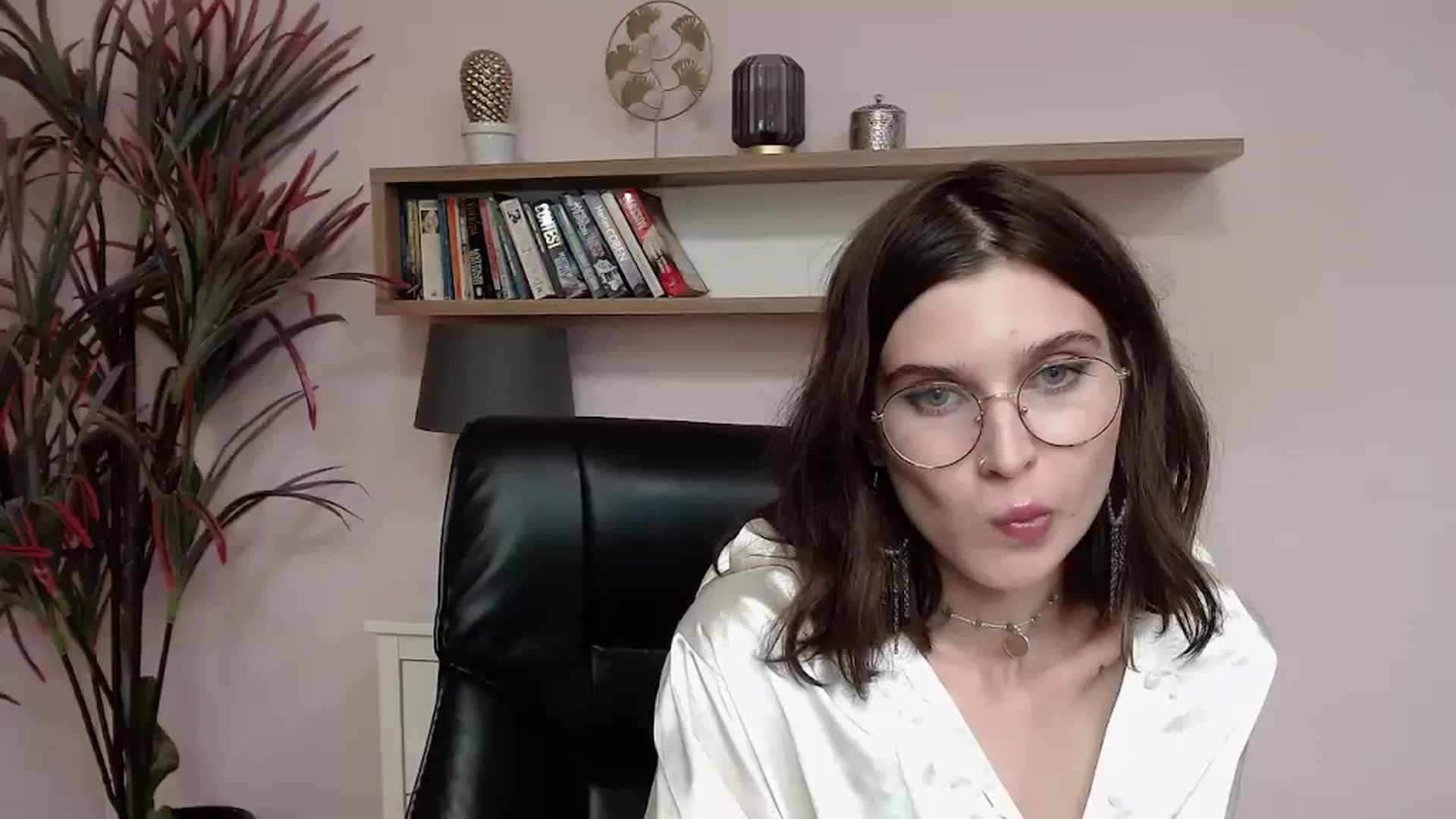 Gallery image thumbnail from SarahPassionX's myfreecams stream on, 08/06/2023, 19:37 image 2 of 20