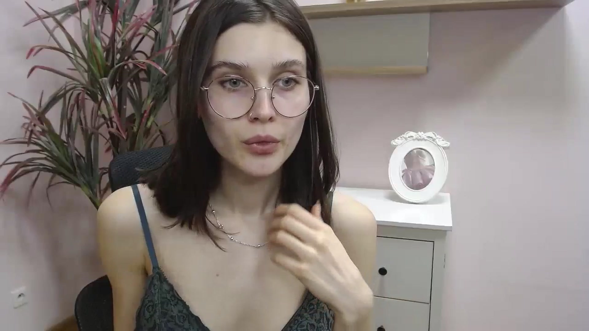 Gallery image thumbnail from SarahPassionX's myfreecams stream on, 03/19/2024, 14:03 image 14 of 20