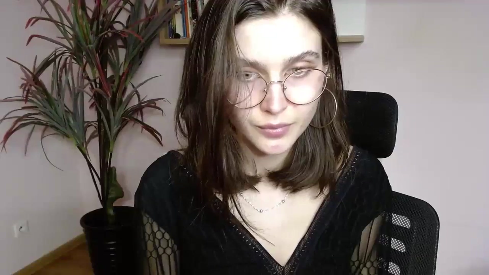 Gallery image thumbnail from SarahPassionX's myfreecams stream on, 04/04/2024, 14:58 image 13 of 20
