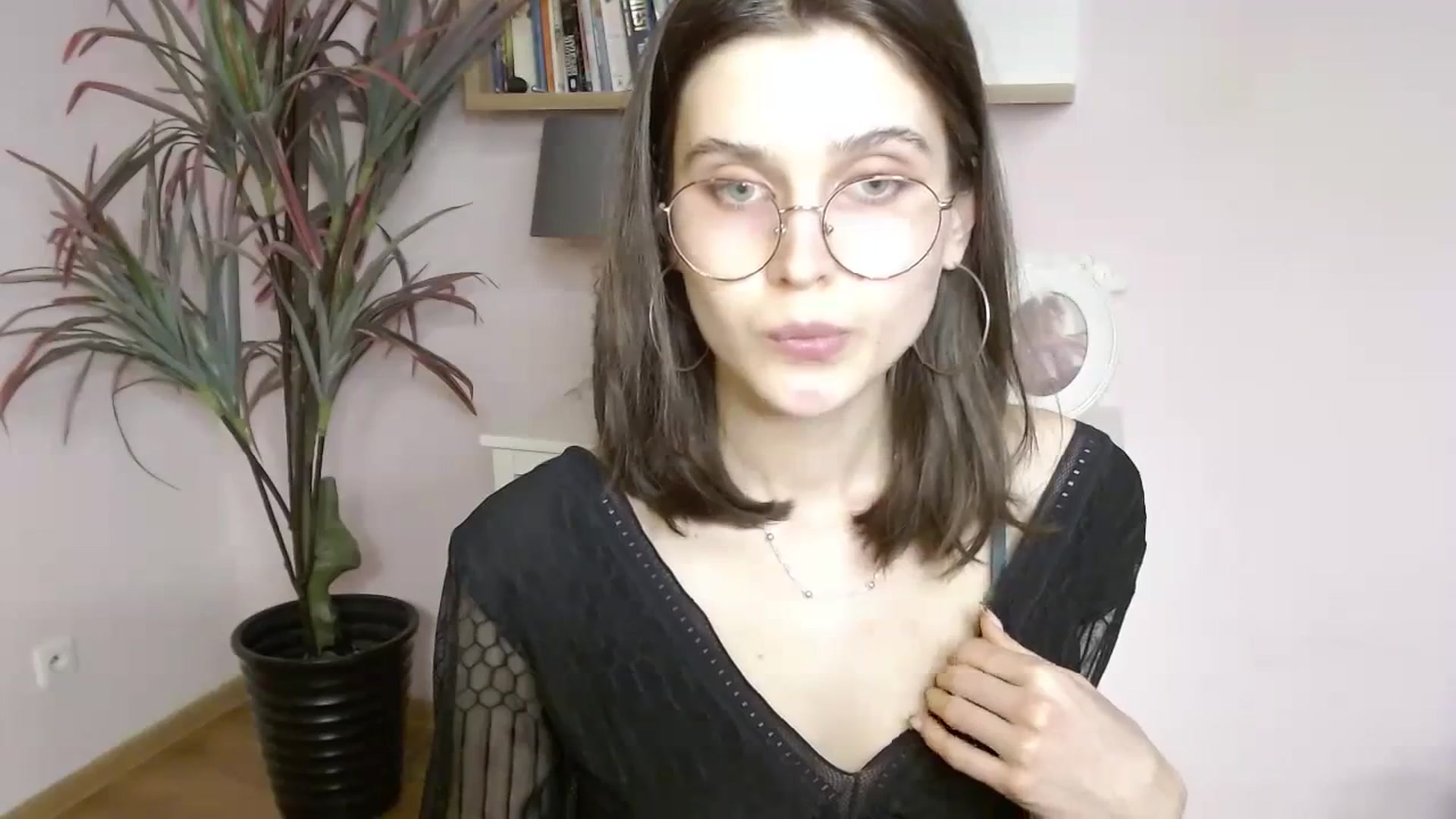 Gallery image thumbnail from SarahPassionX's myfreecams stream on, 04/04/2024, 19:04 image 17 of 20