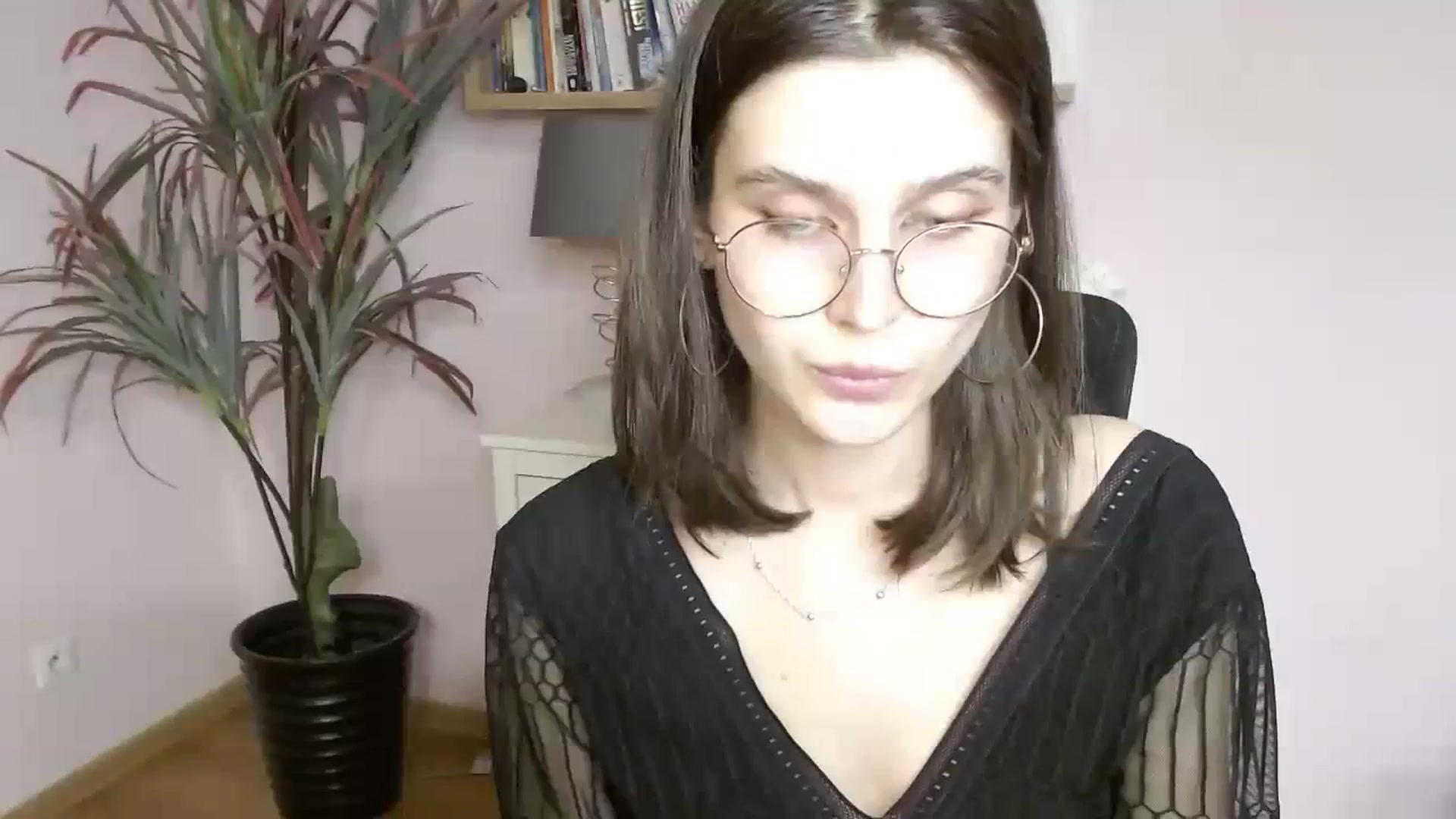 Gallery image thumbnail from SarahPassionX's myfreecams stream on, 04/04/2024, 19:04 image 13 of 20