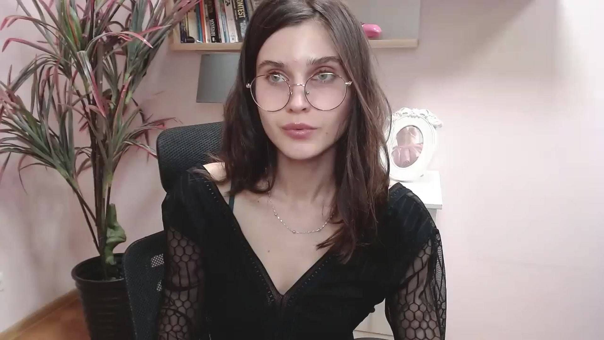 Gallery image thumbnail from SarahPassionX's myfreecams stream on, 04/10/2024, 18:03 image 14 of 20