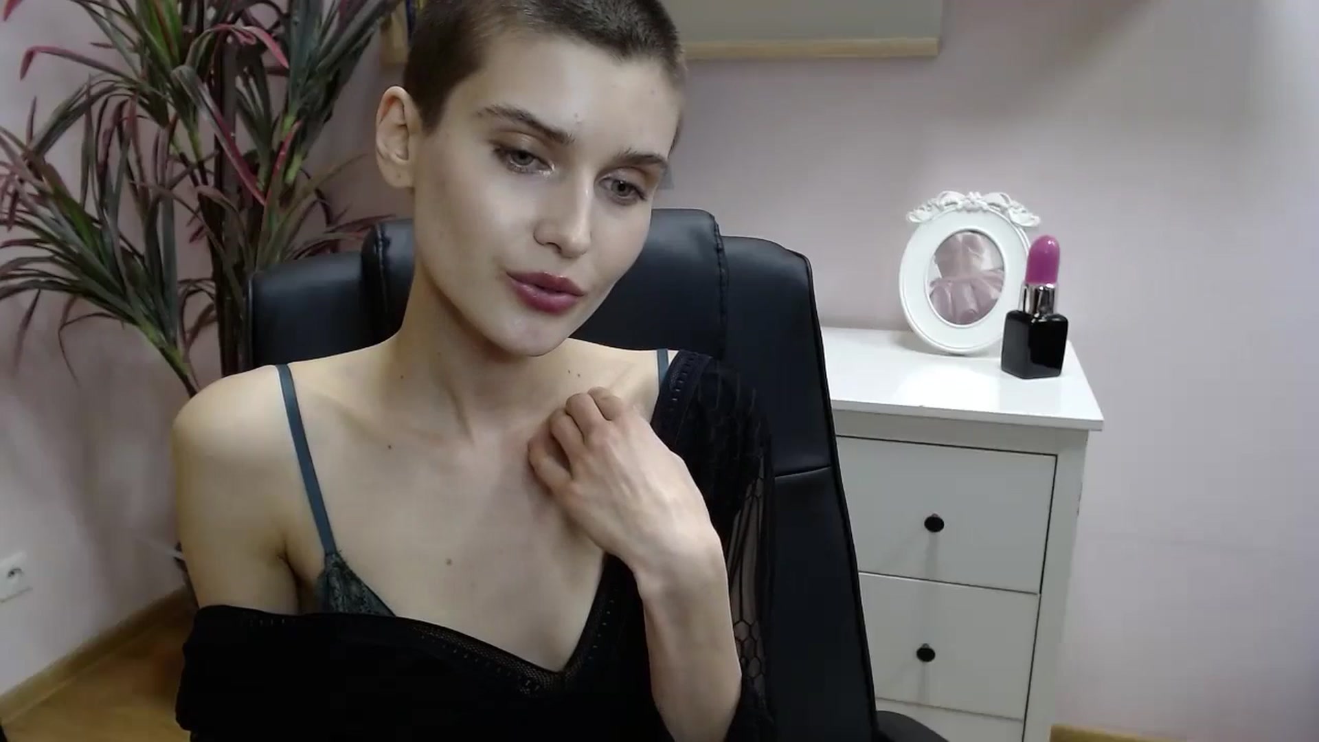 Gallery image thumbnail from SarahPassionX's myfreecams stream on, 05/07/2024, 19:03 image 4 of 20