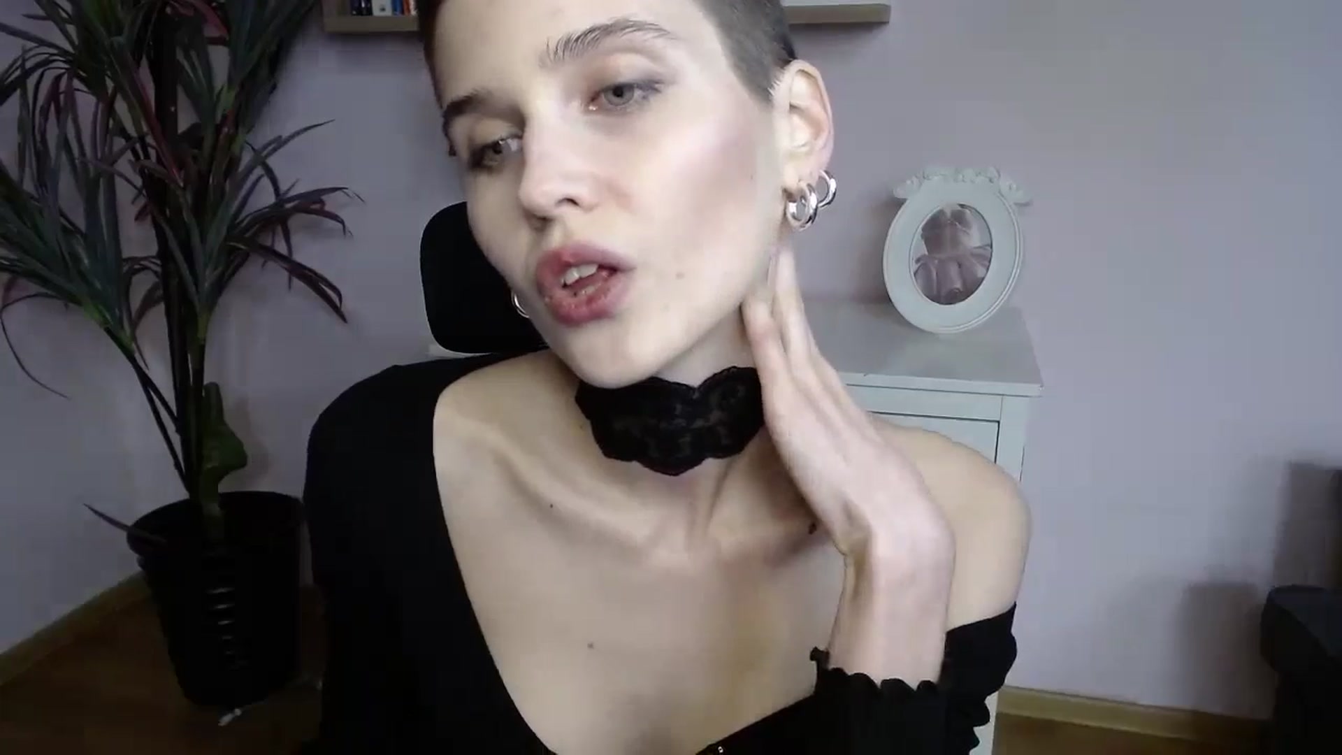 Gallery image thumbnail from SarahPassionX's myfreecams stream on, 05/12/2024, 13:40 image 12 of 20