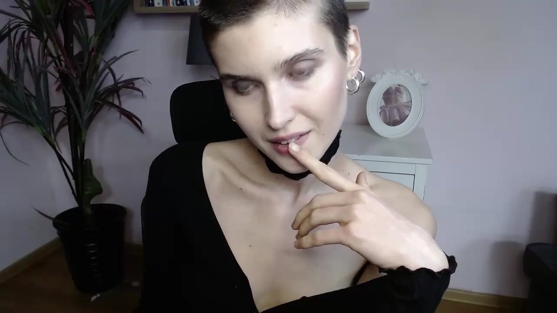 Gallery image thumbnail from SarahPassionX's myfreecams stream on, 05/12/2024, 13:40 image 16 of 20