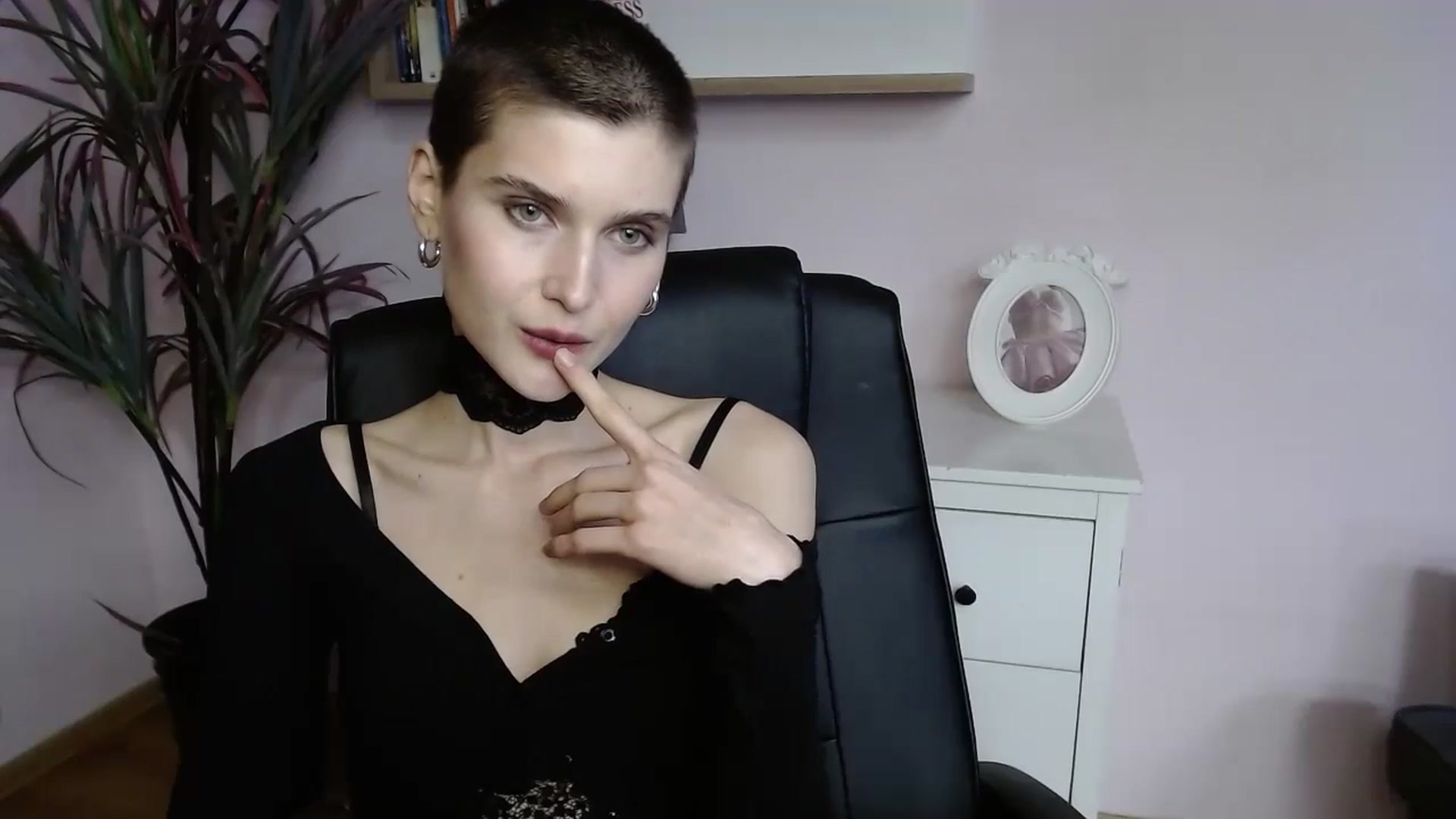Gallery image thumbnail from SarahPassionX's myfreecams stream on, 05/12/2024, 14:20 image 8 of 20