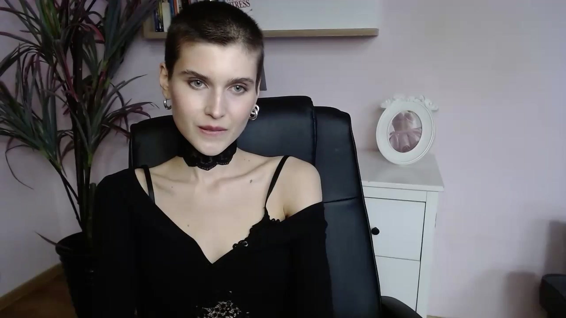 Gallery image thumbnail from SarahPassionX's myfreecams stream on, 05/12/2024, 14:20 image 9 of 20