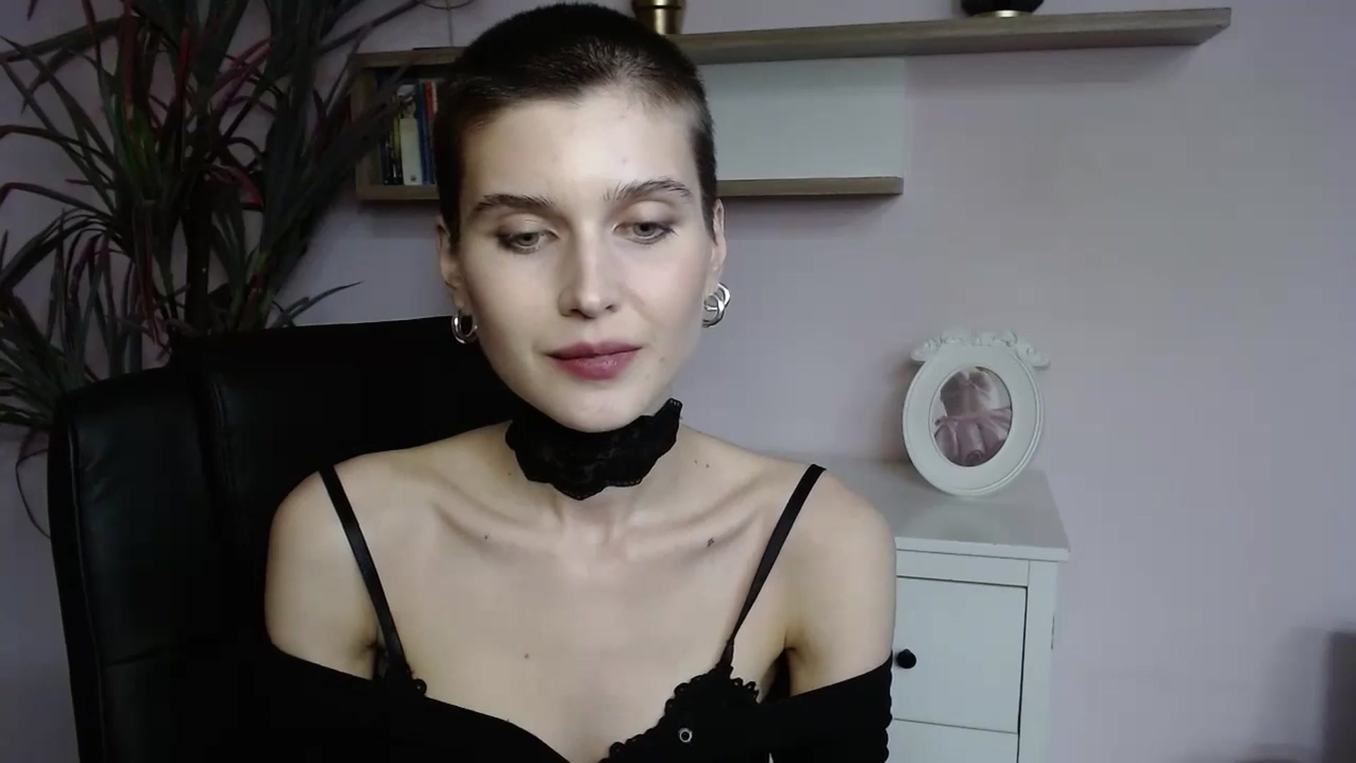Gallery image thumbnail from SarahPassionX's myfreecams stream on, 05/12/2024, 15:12 image 10 of 20