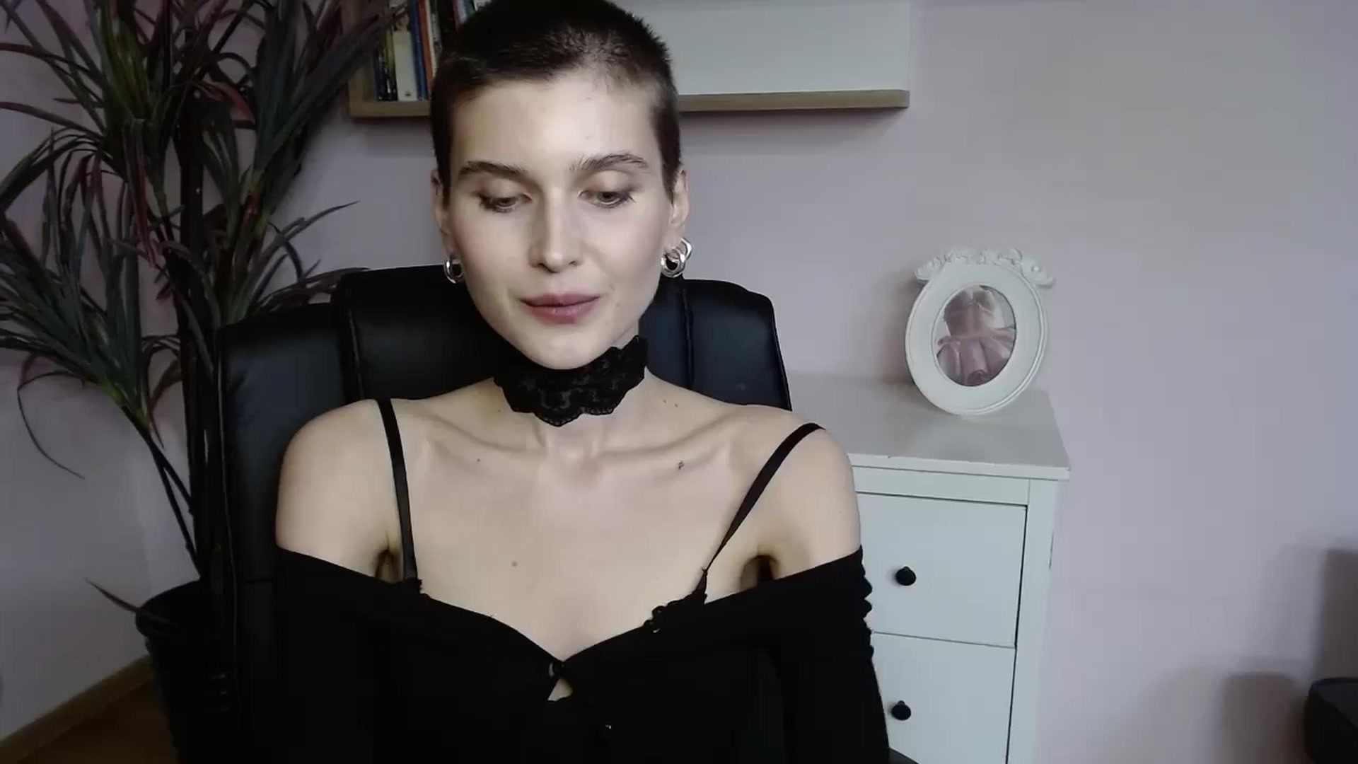 Gallery image thumbnail from SarahPassionX's myfreecams stream on, 05/12/2024, 15:12 image 18 of 20