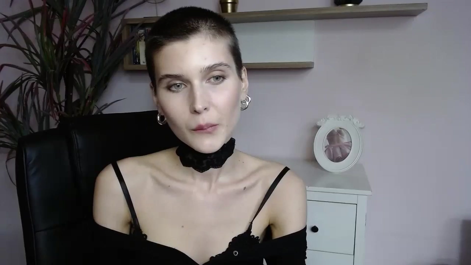Gallery image thumbnail from SarahPassionX's myfreecams stream on, 05/12/2024, 15:12 image 13 of 20