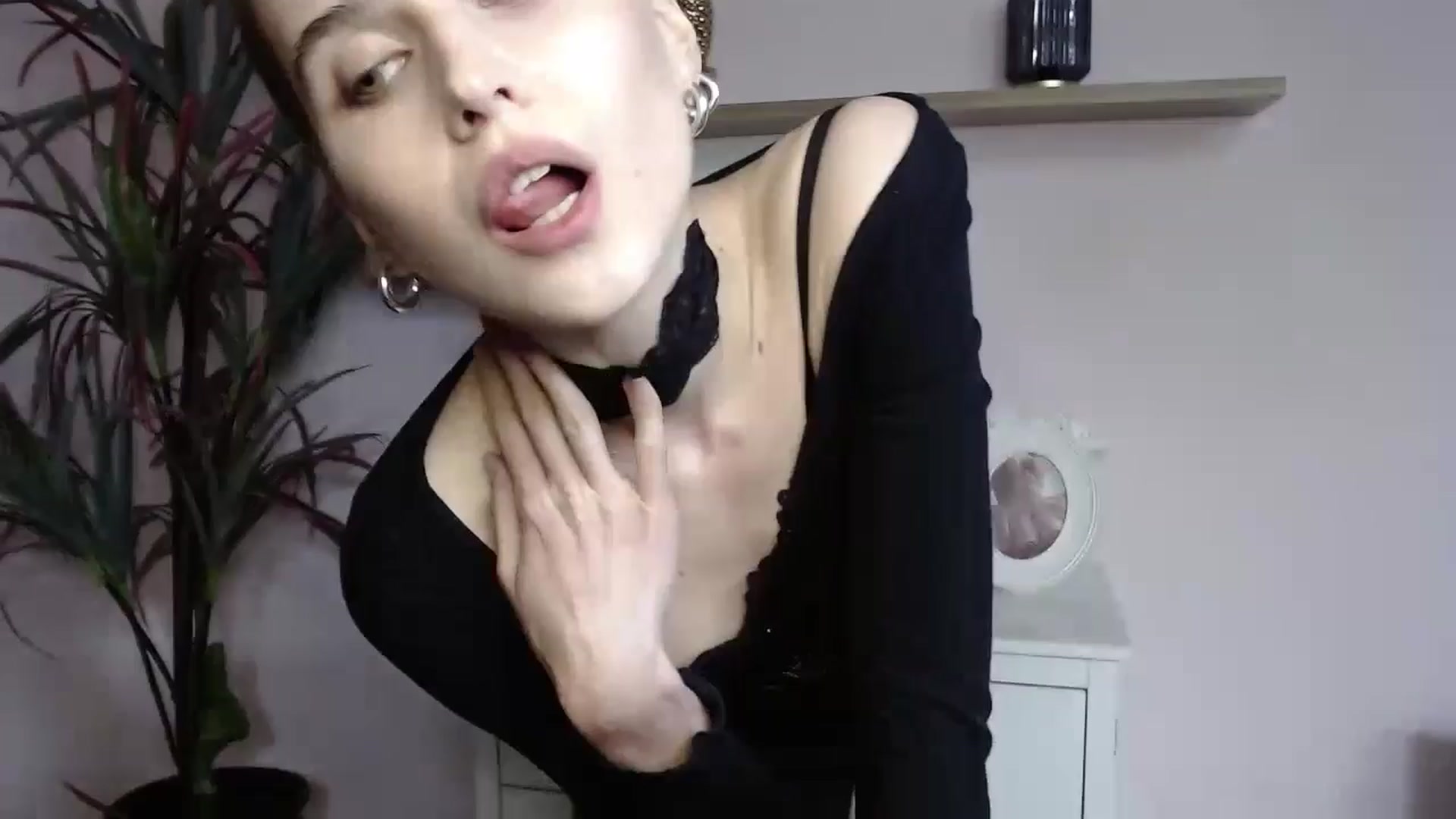 Gallery image thumbnail from SarahPassionX's myfreecams stream on, 05/12/2024, 15:59 image 12 of 20