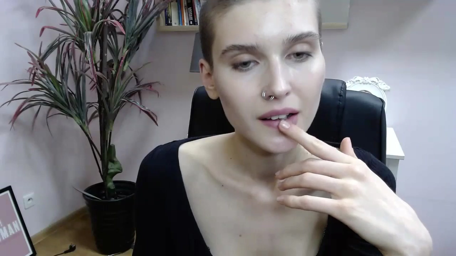 Gallery image thumbnail from SarahPassionX's myfreecams stream on, 05/16/2024, 18:26 image 17 of 20