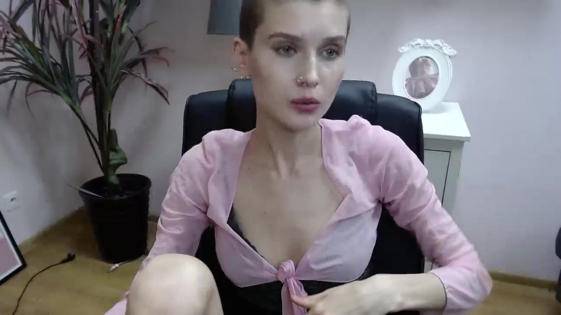 Gallery image thumbnail from SarahPassionX's myfreecams stream on, 05/16/2024, 18:26 image 4 of 20